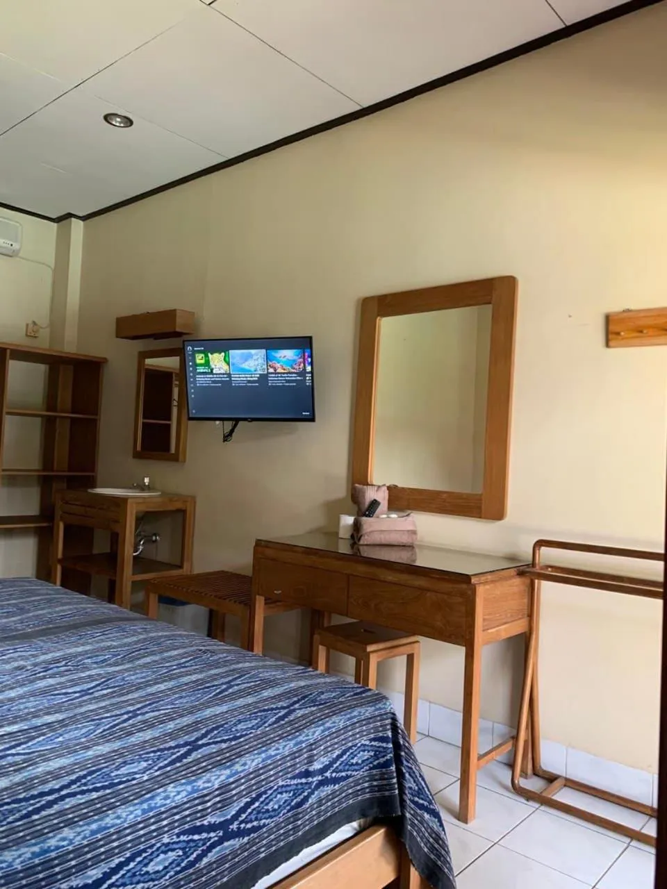 TV and multimedia, Bed in Prambanan Guesthouse