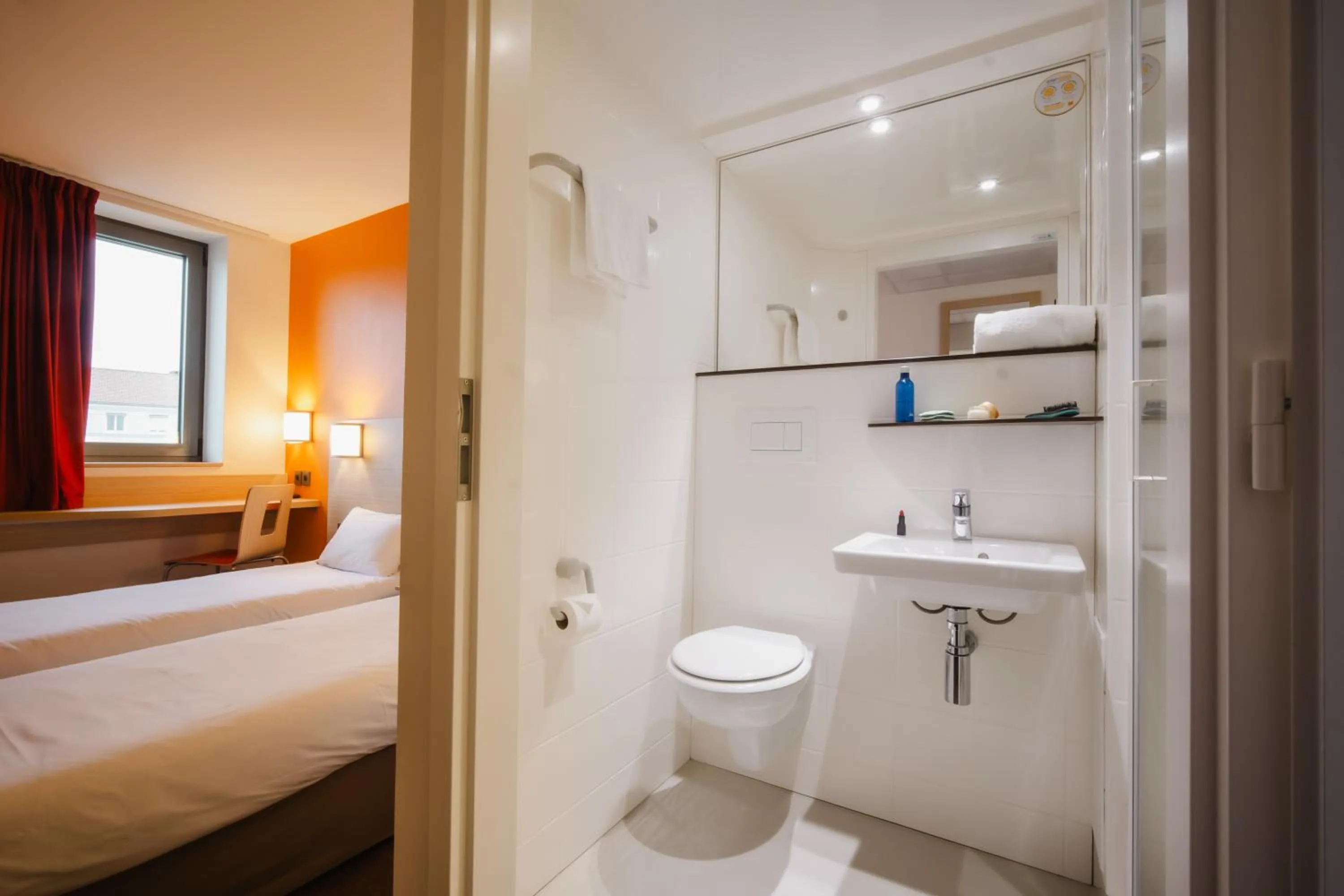 Bathroom, Bed in Premiere Classe Le Havre Centre-LES DOCKS
