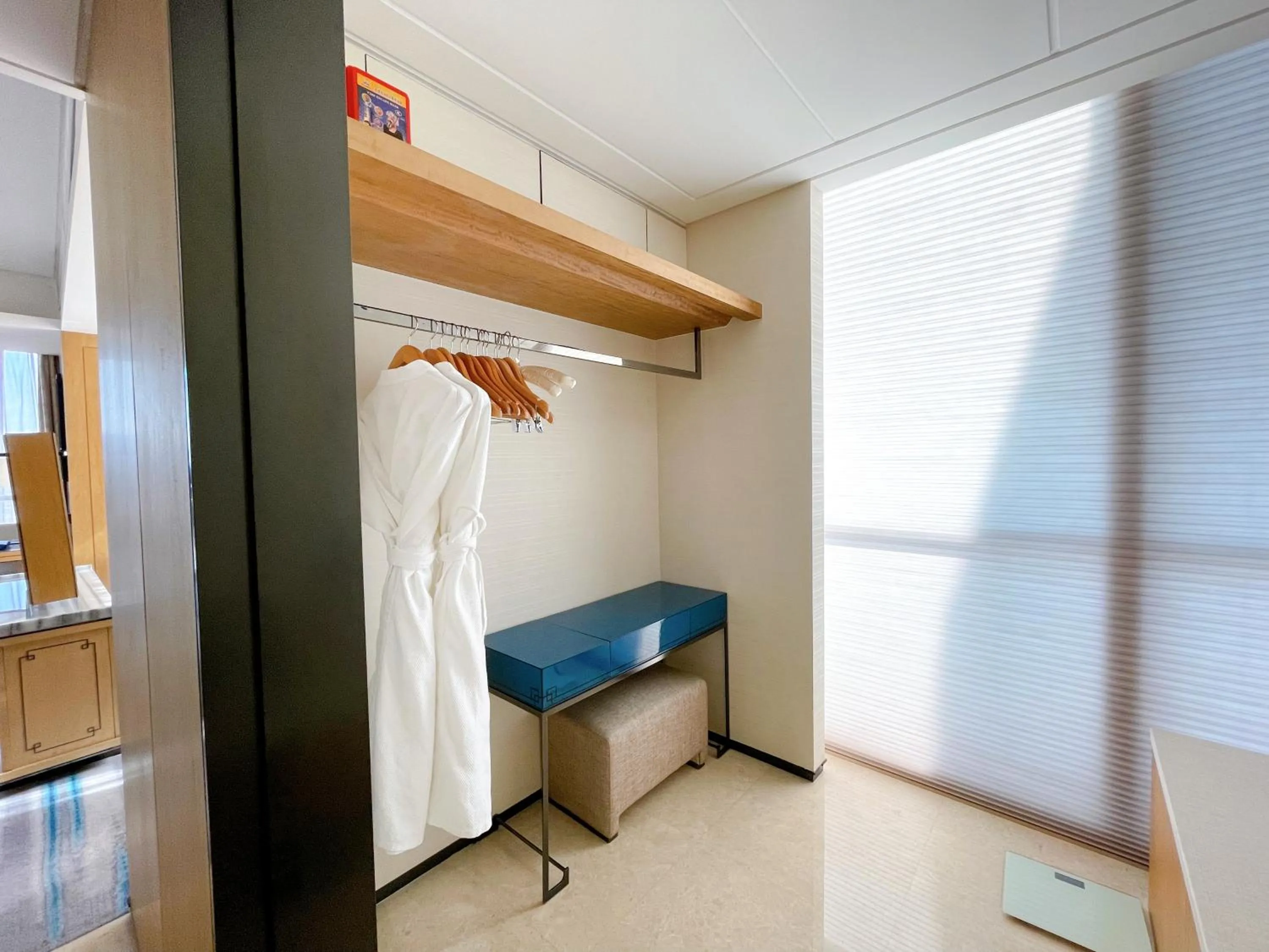 wardrobe in Sheraton Zibo Hotel