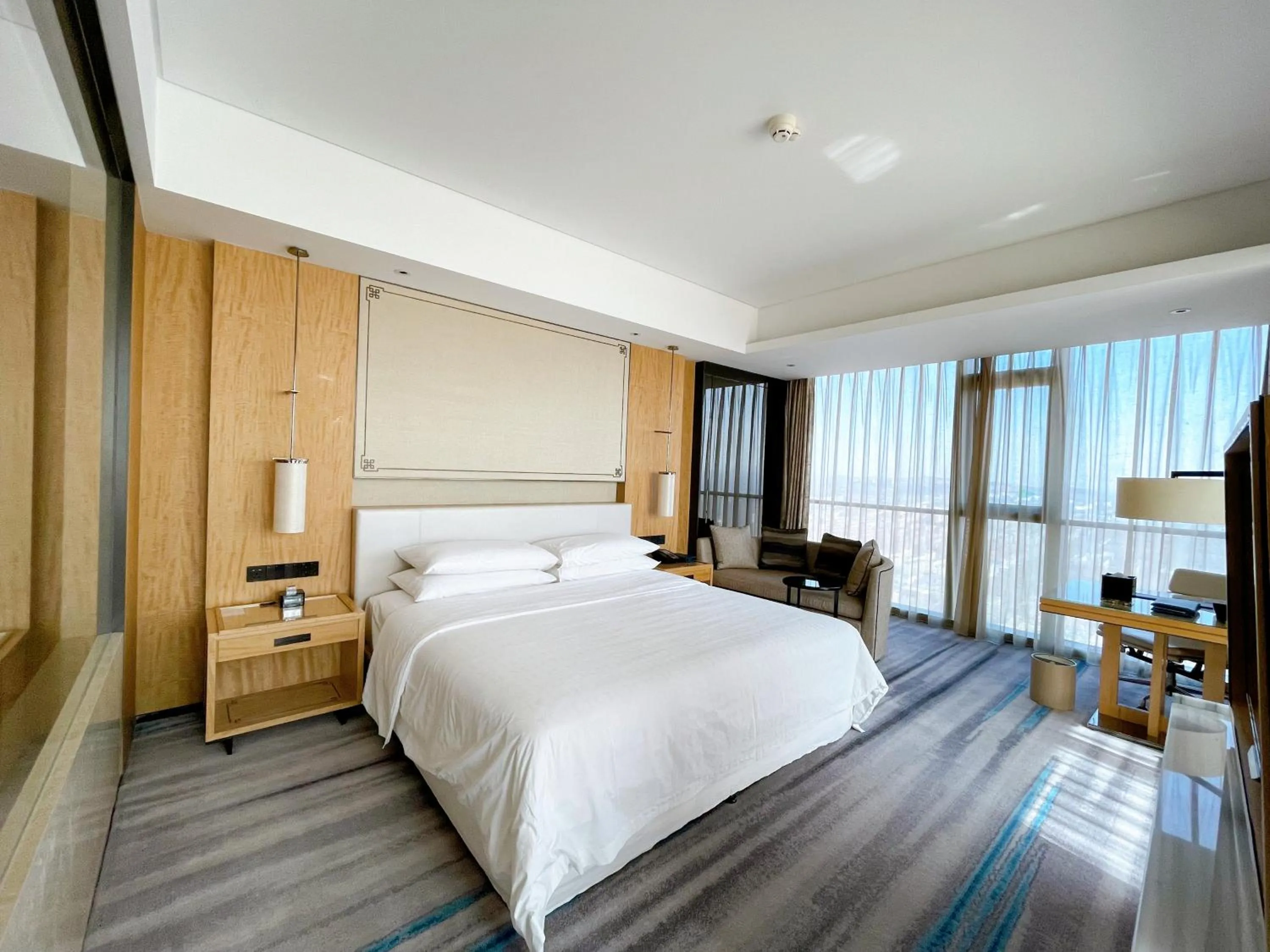 Photo of the whole room, Bed in Sheraton Zibo Hotel