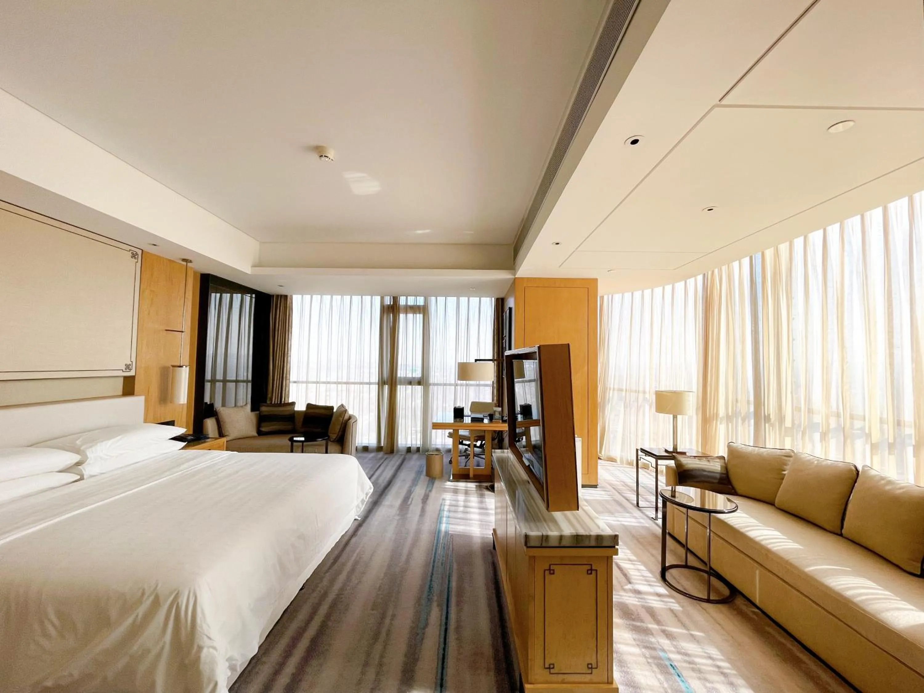 Bedroom, Bed in Sheraton Zibo Hotel