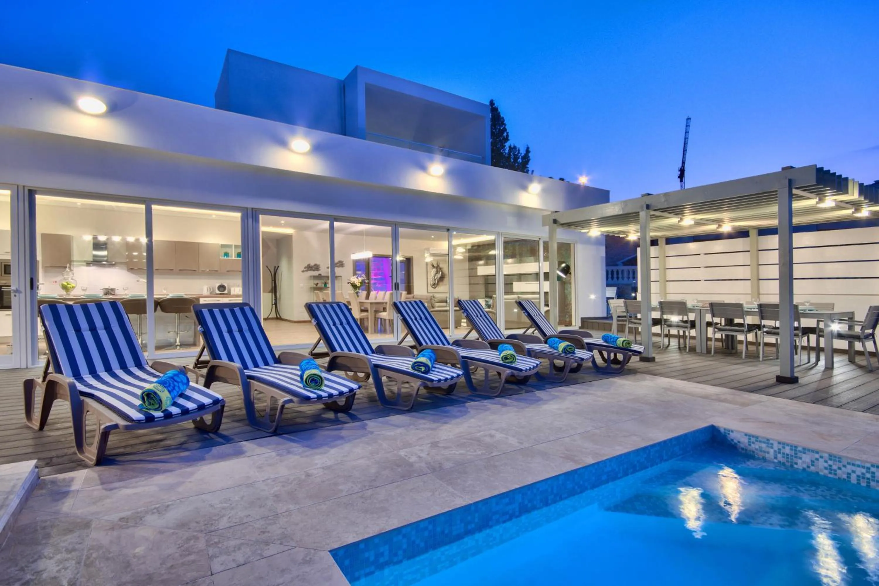 Villa Gaia - Sunset Views, Indoor Heated Pool, Sauna and Games Room