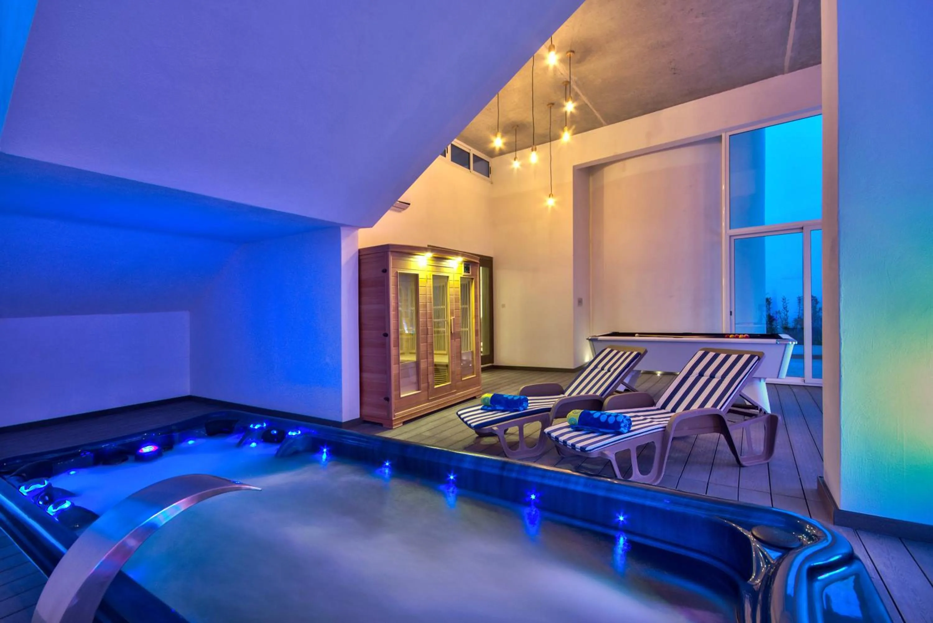Villa Gaia - Sunset Views, Indoor Heated Pool, Sauna and Games Room