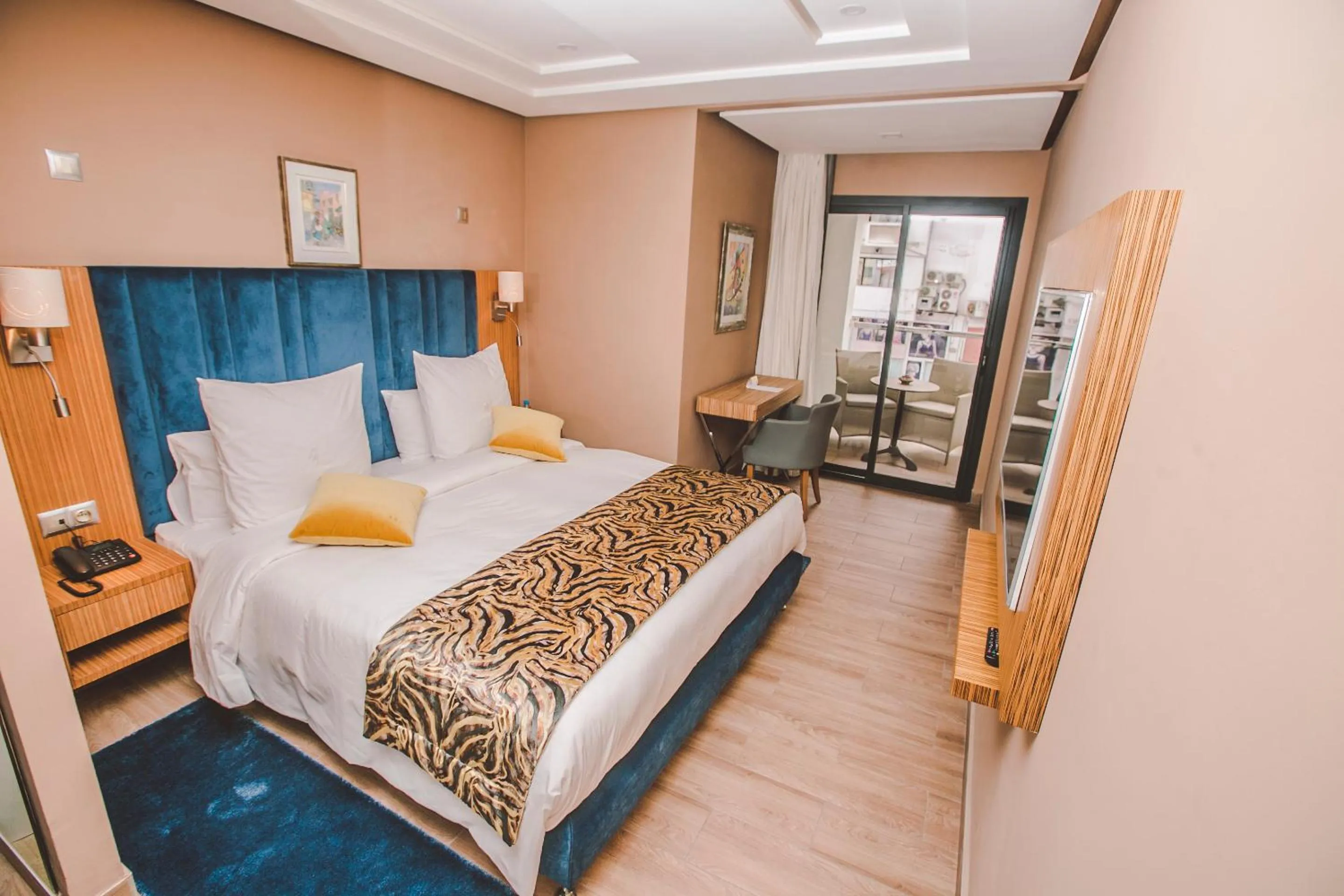 Balcony/Terrace, Bed in Hôtel Down Town Maarif