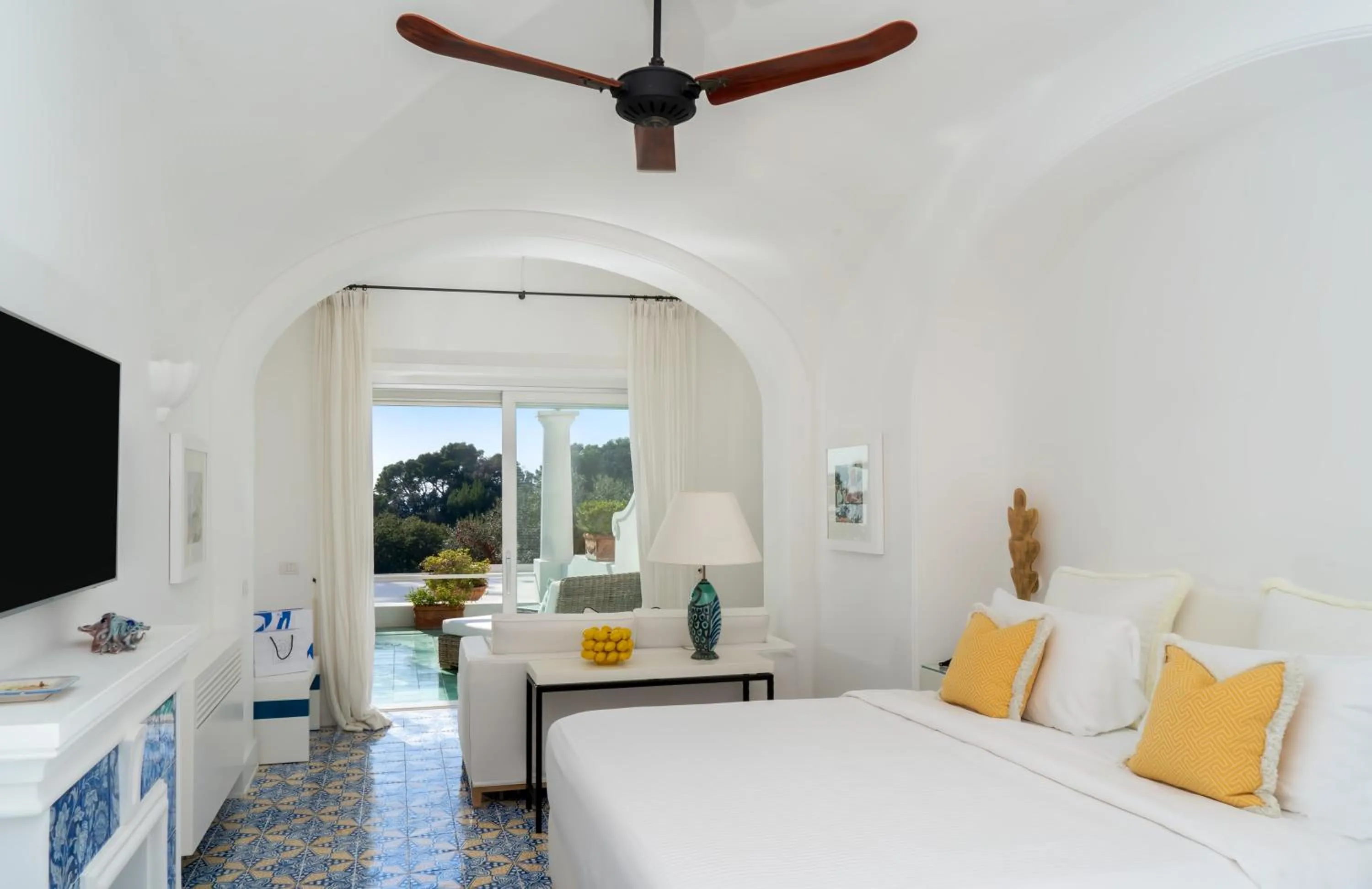 Property building, Bed in Hotel La Minerva