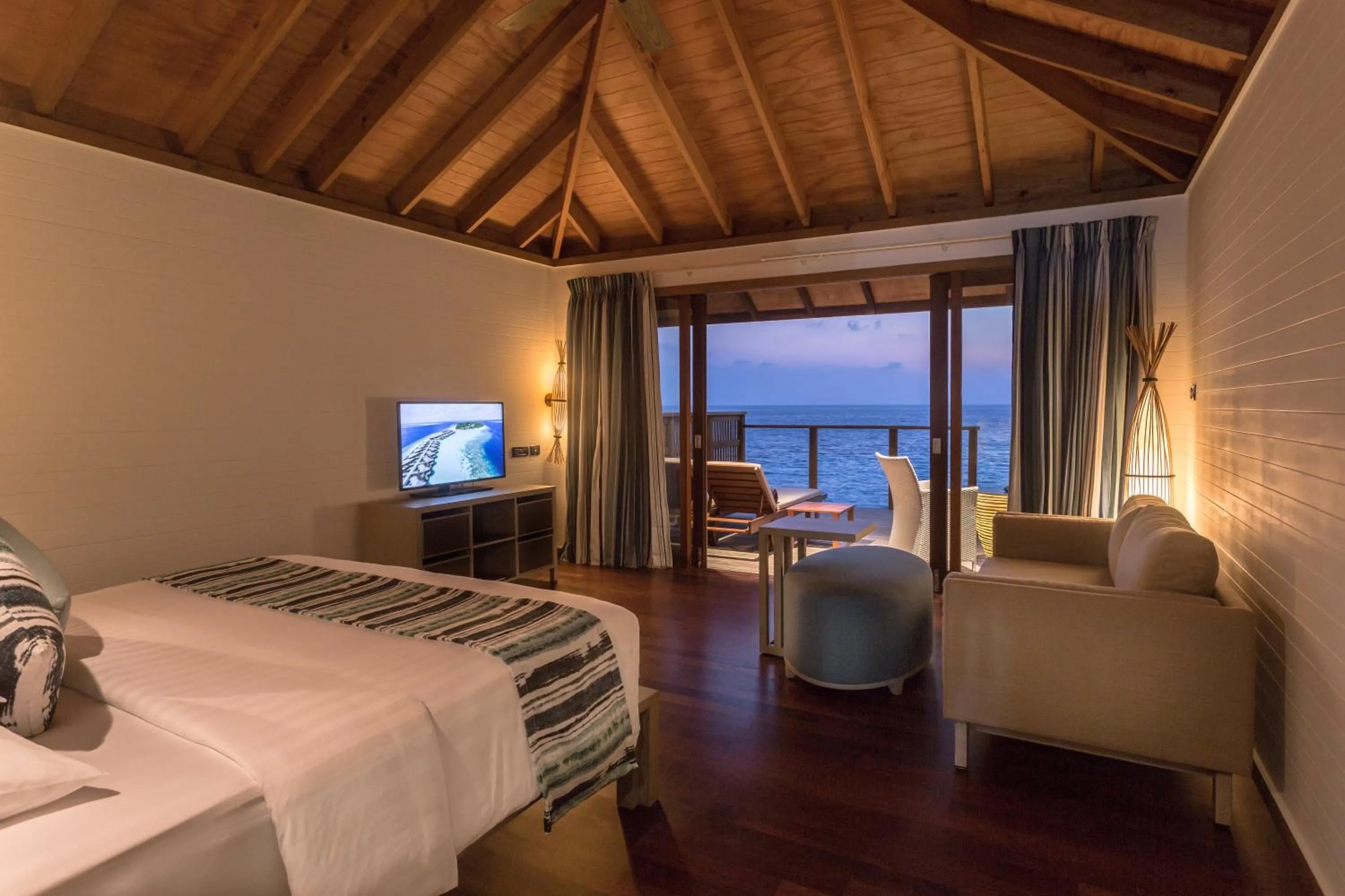 Photo of the whole room, Bed in Vilamendhoo Island Resort & Spa