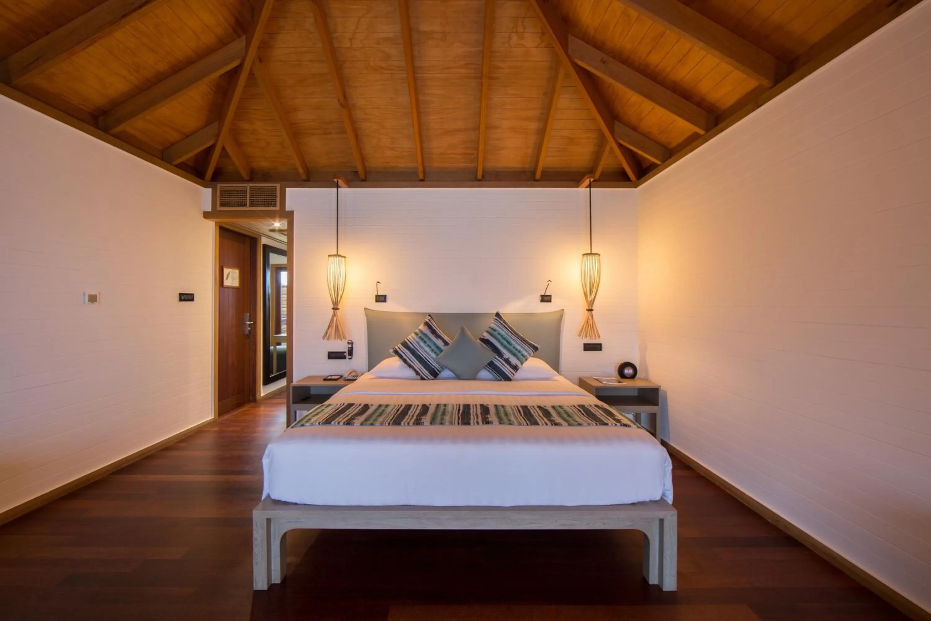 Bed in Vilamendhoo Island Resort & Spa