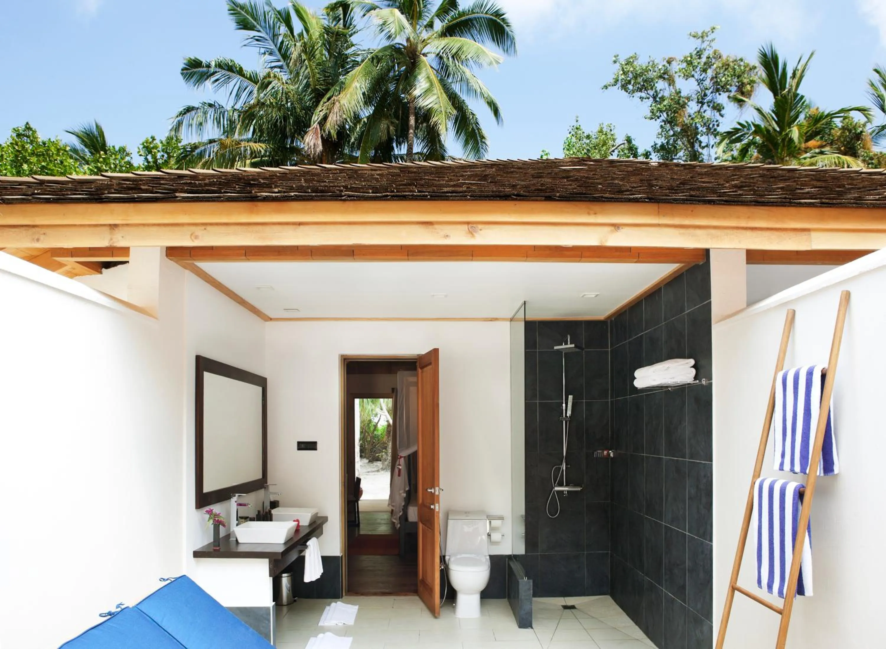 Bathroom in Vilamendhoo Island Resort & Spa