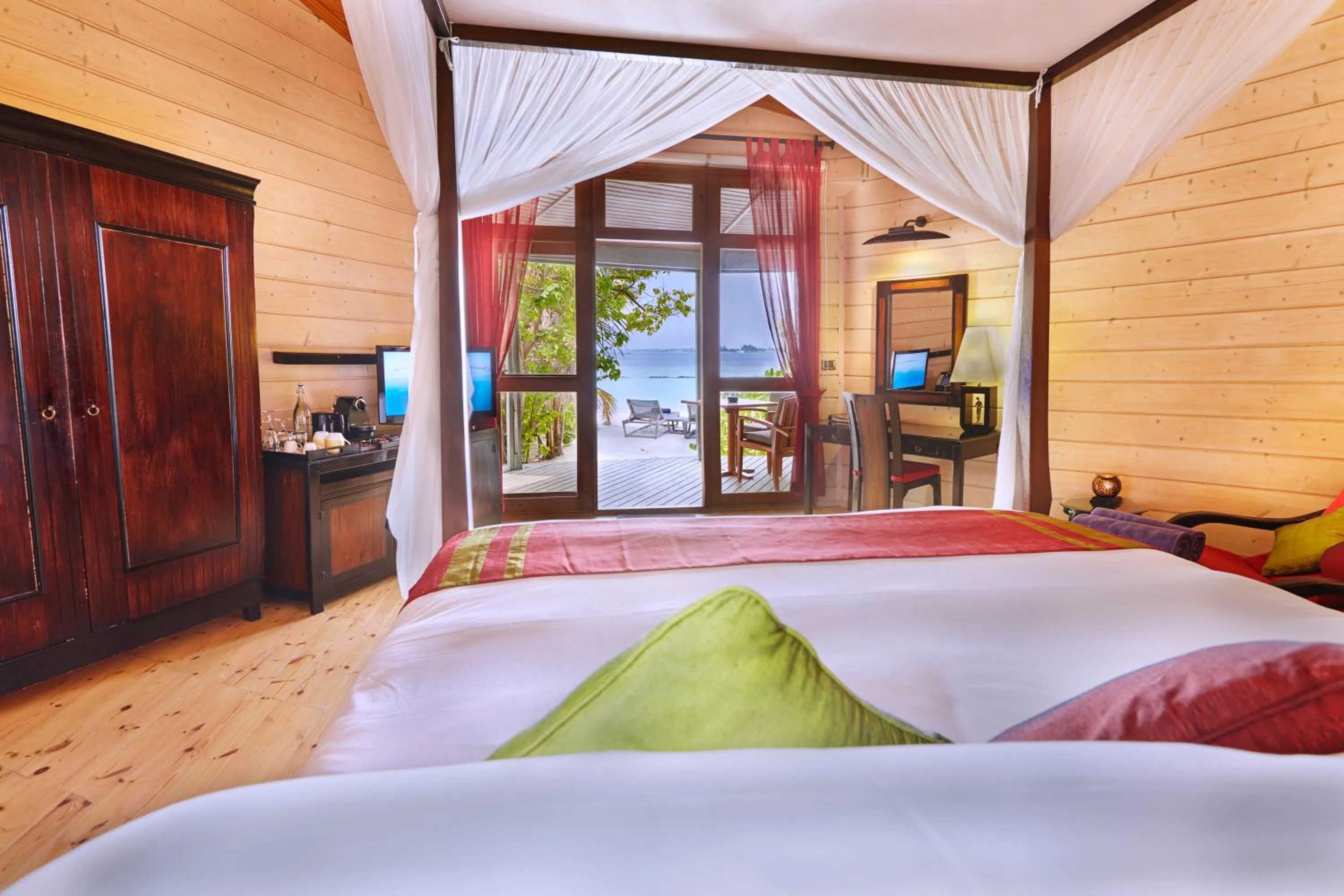 TV and multimedia, Bed in Komandoo Island Resort & Spa