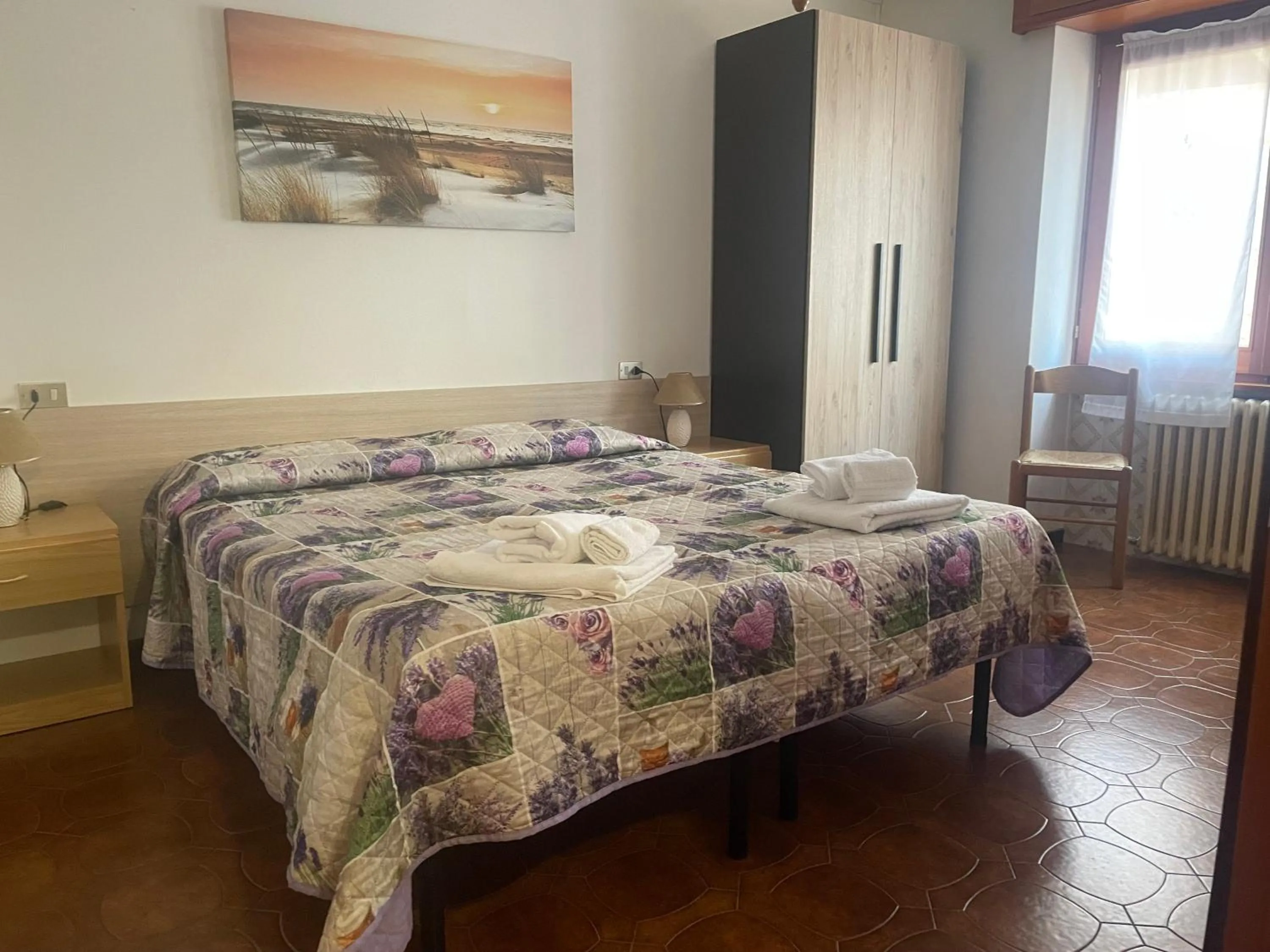 Quiet street view, Bed in Hotel Americana