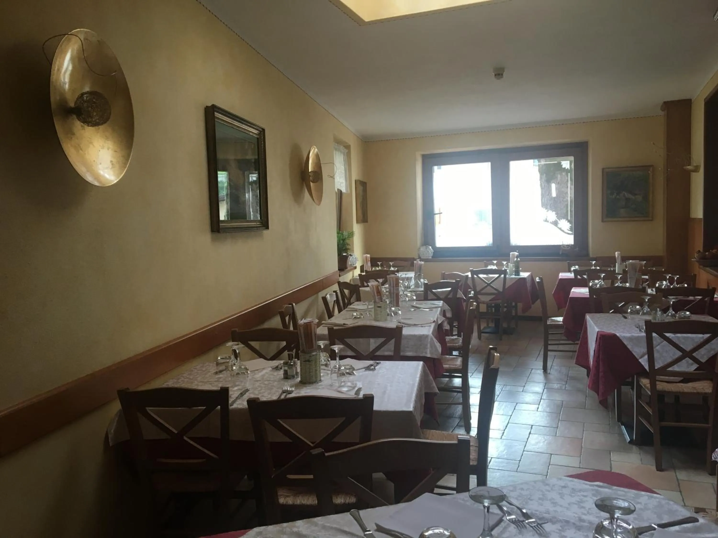 Restaurant/places to eat in Hotel Americana