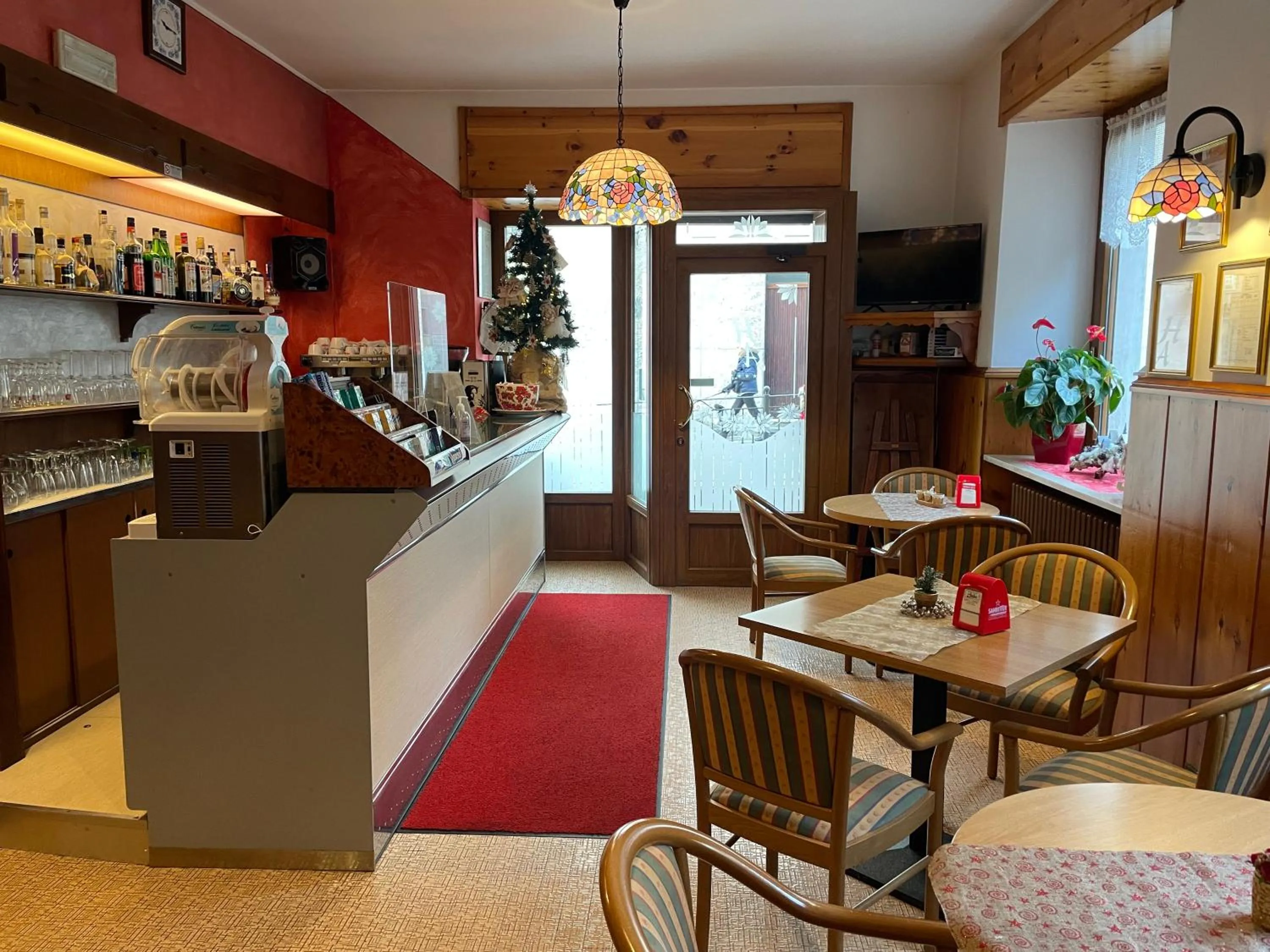 Restaurant/places to eat in Hotel Americana