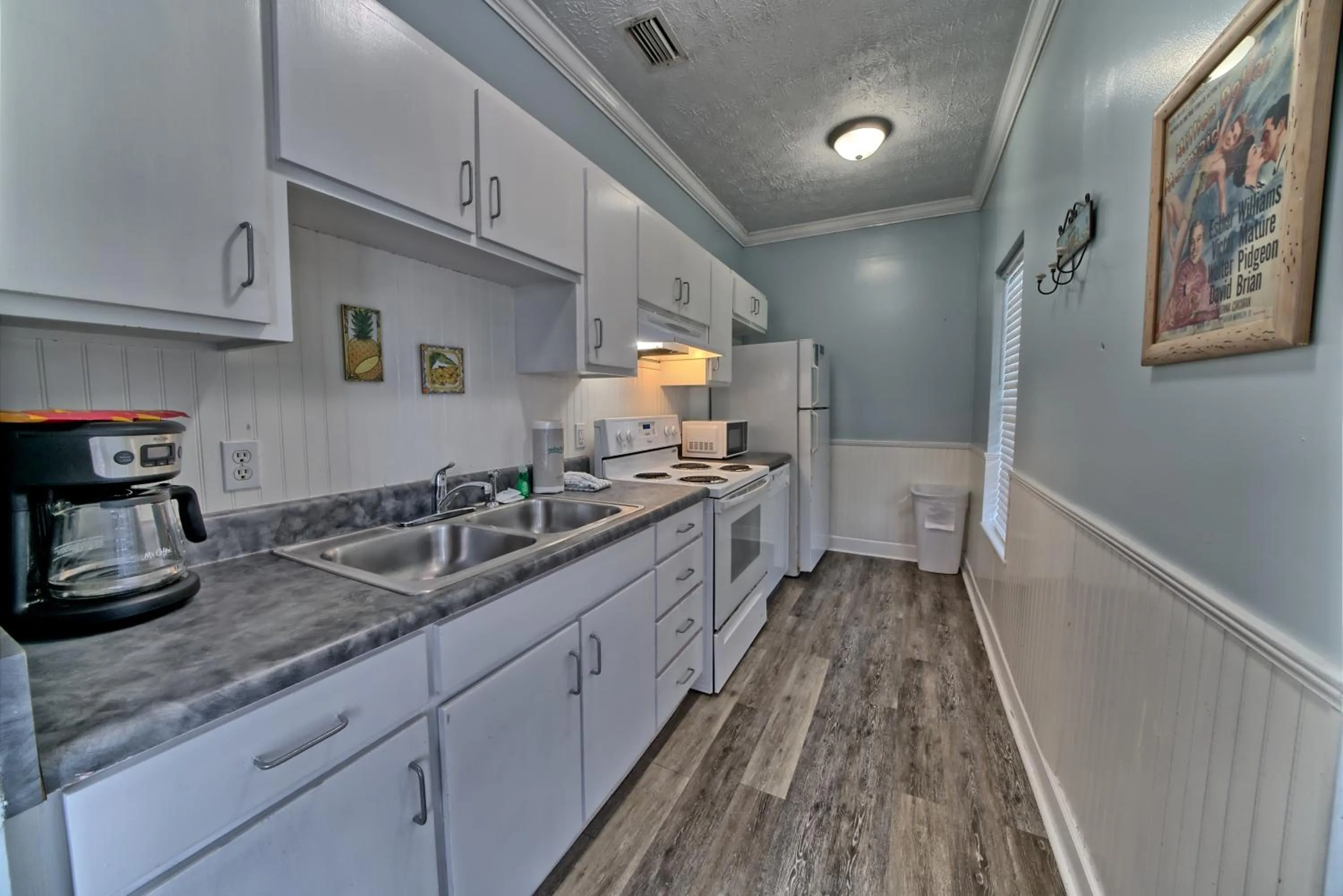 Kitchen or kitchenette in Pineapple Villas