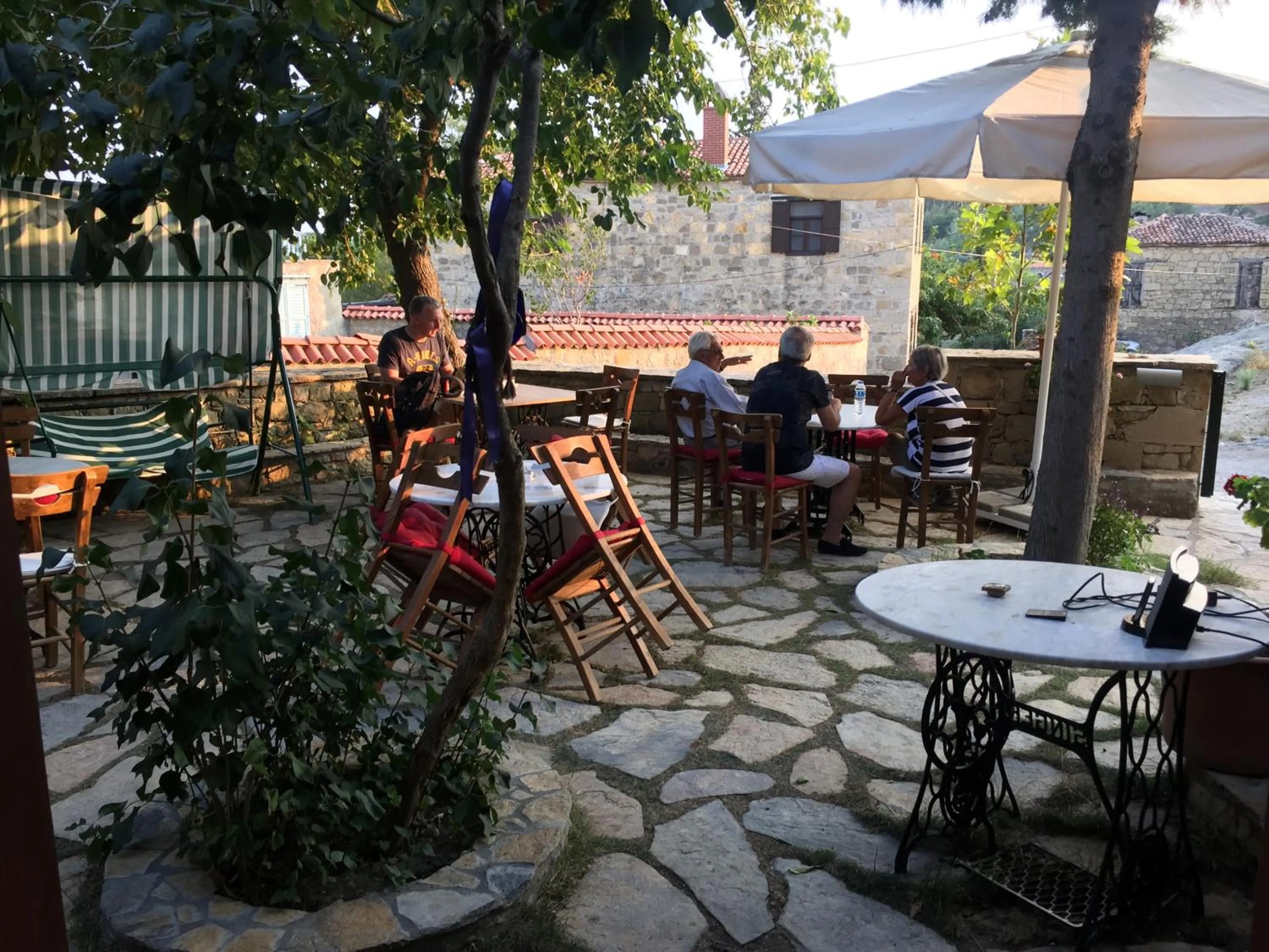 Restaurant/places to eat in Mavras Tas Odalar