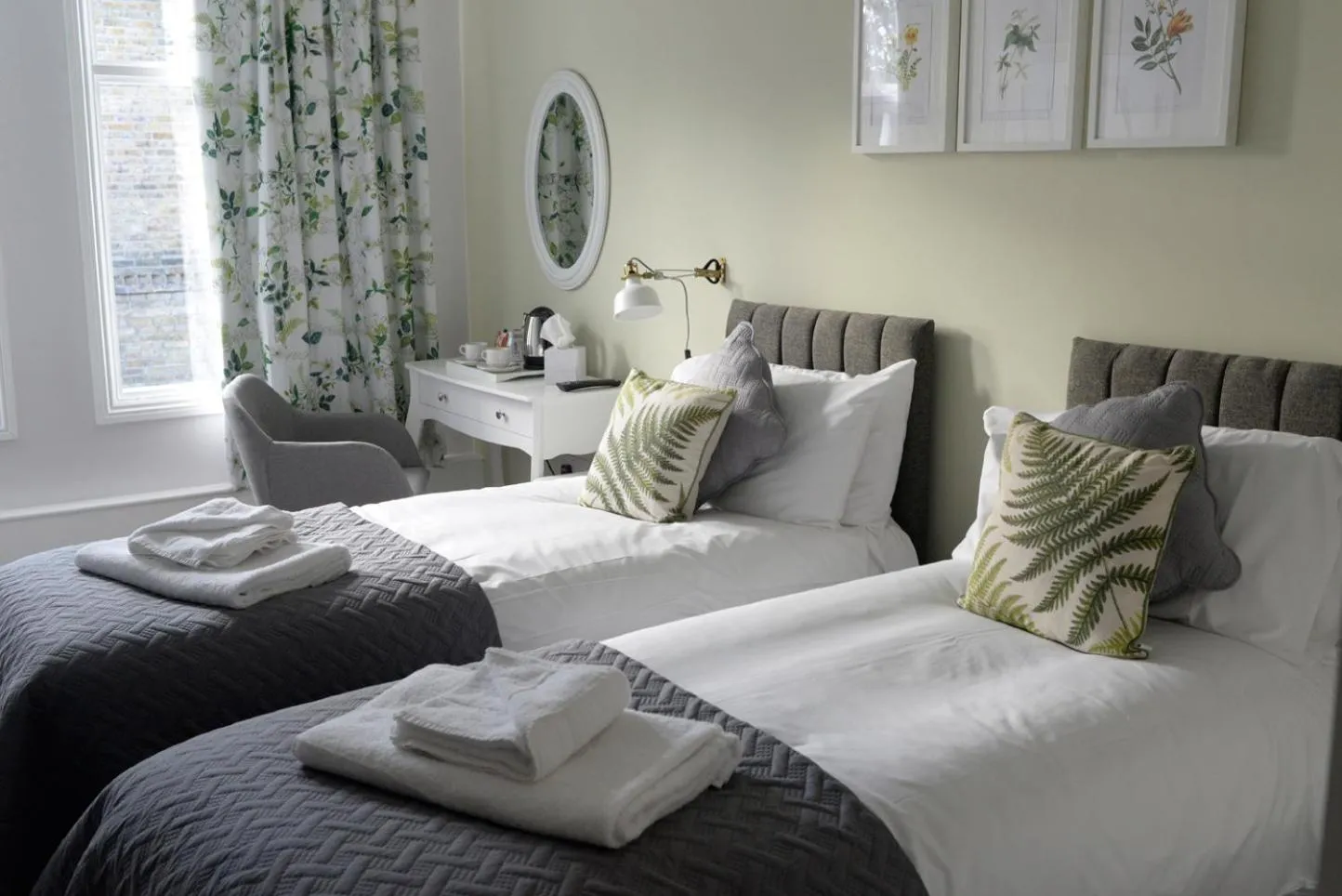 Photo of the whole room, Bed in The Milford Arms