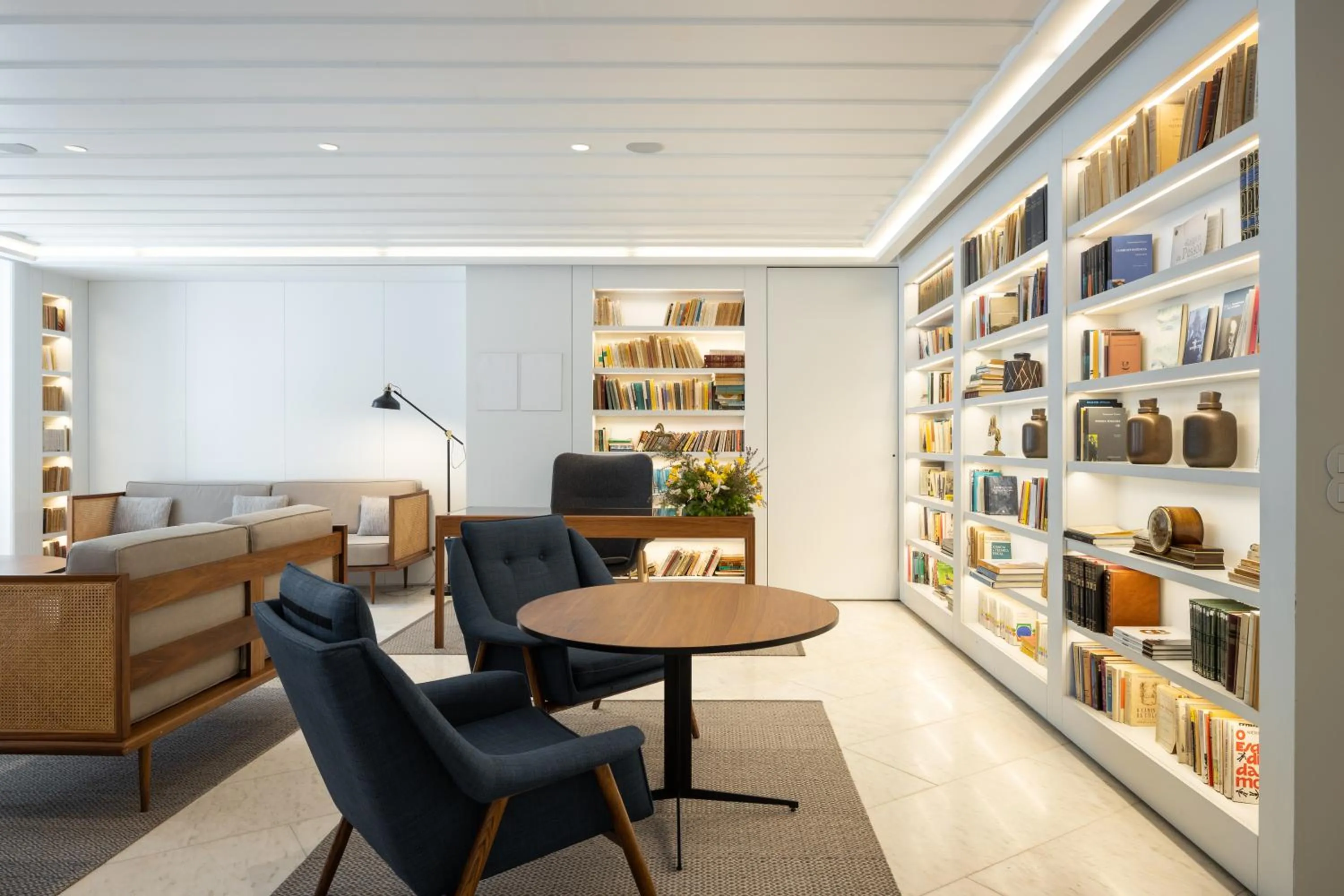 Library in Lisboa Pessoa Hotel