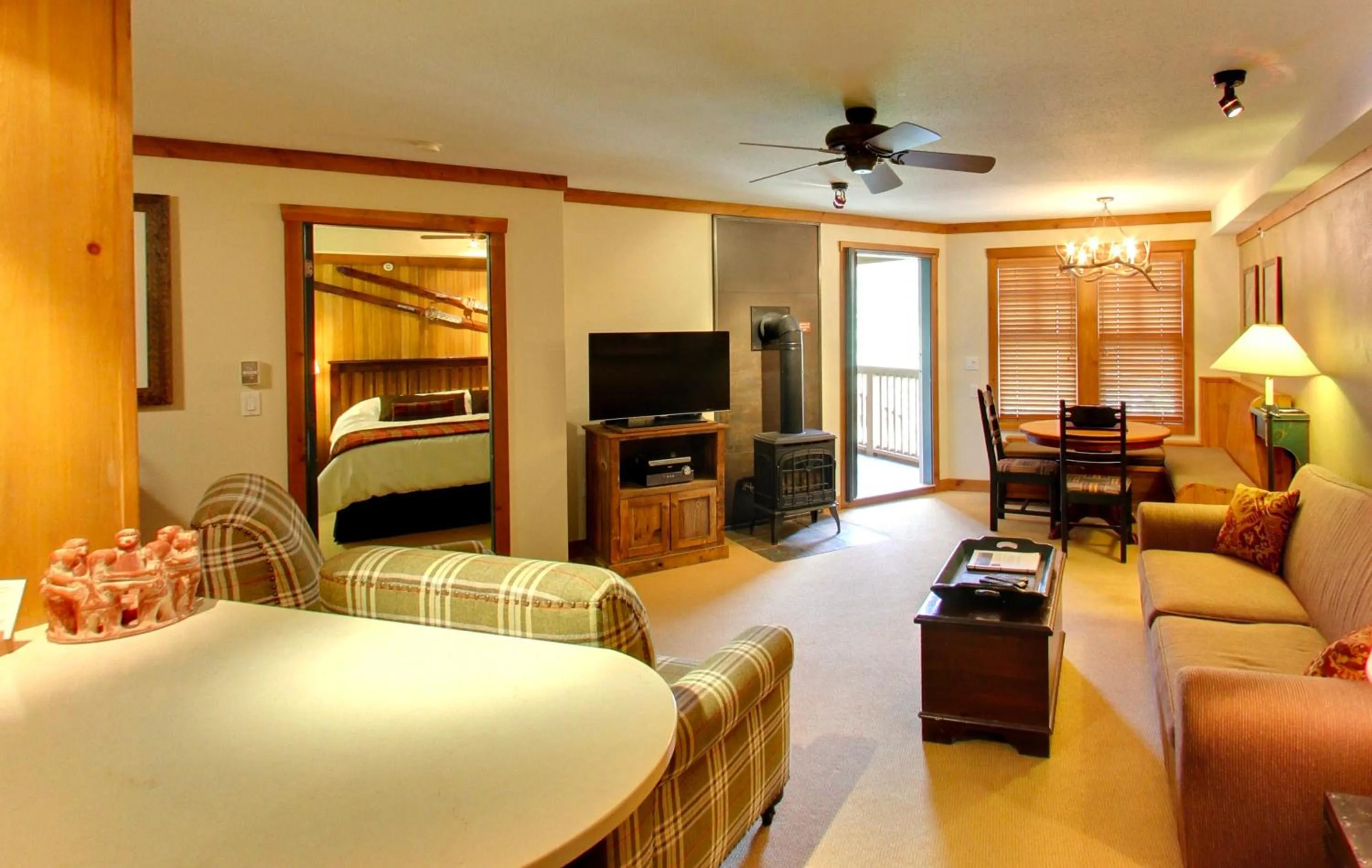 Photo of the whole room, Bed in Embarc Panorama