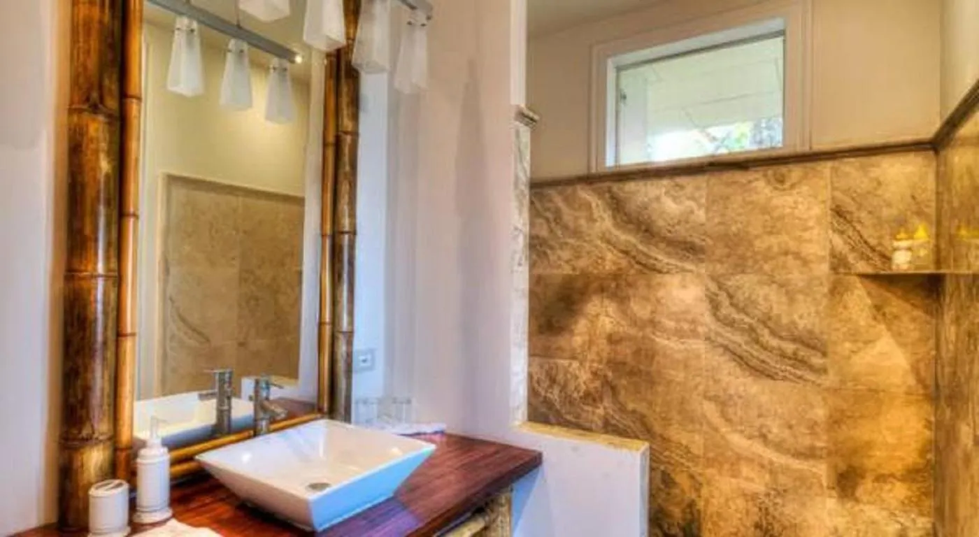 Shower in Iguana Lodge Beach Resort