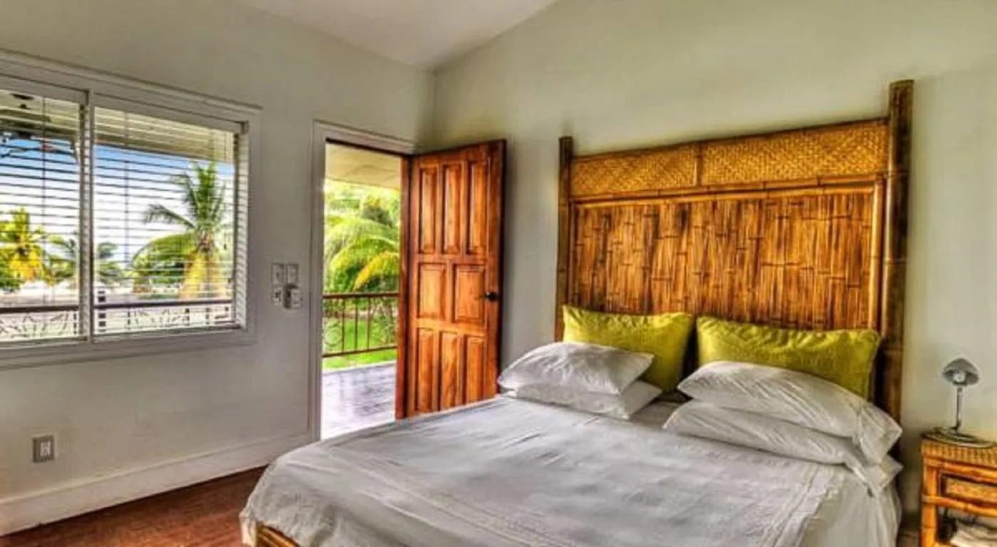 Bed in Iguana Lodge Beach Resort