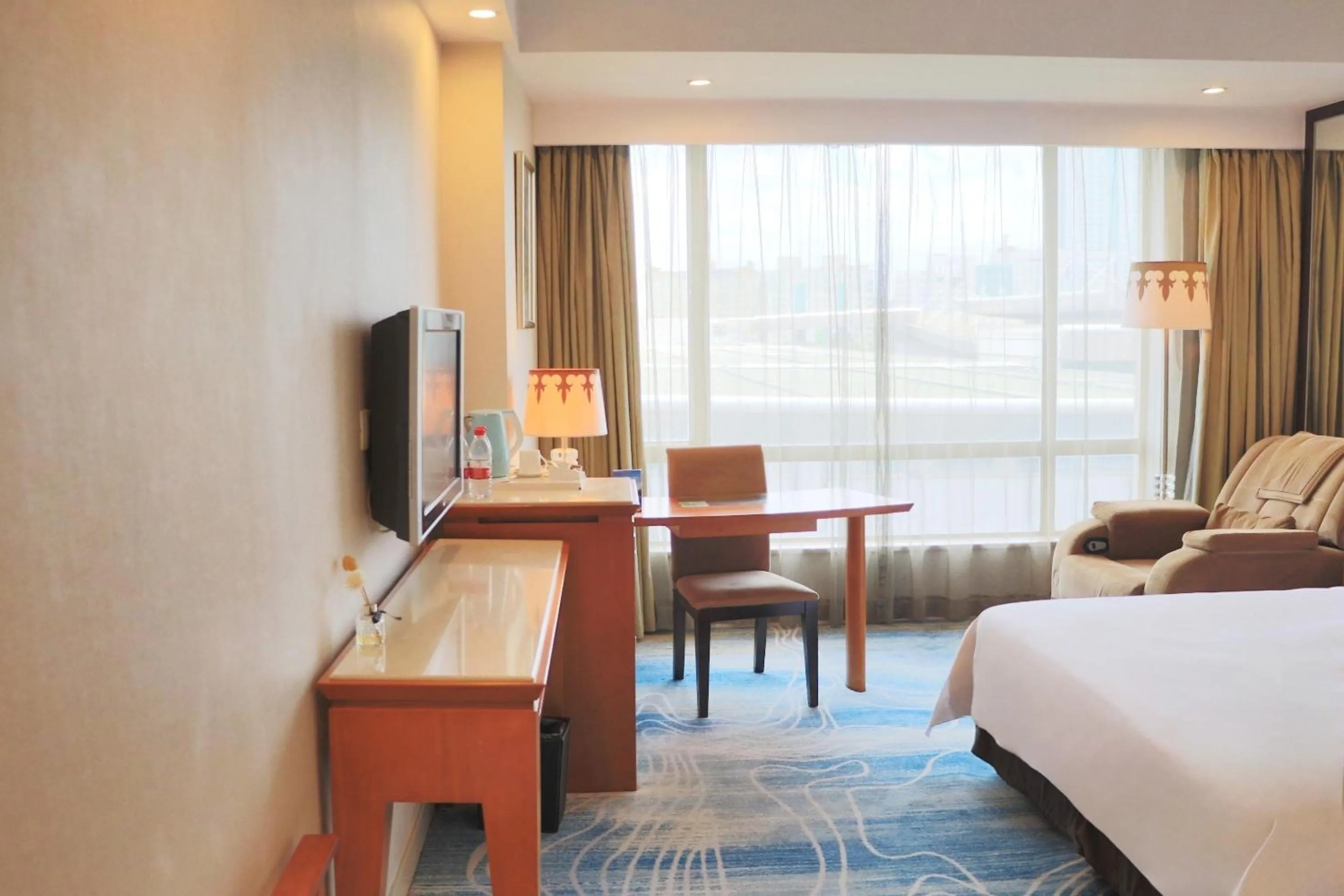 Photo of the whole room, Bed in Dongguan Well Garden Hotel