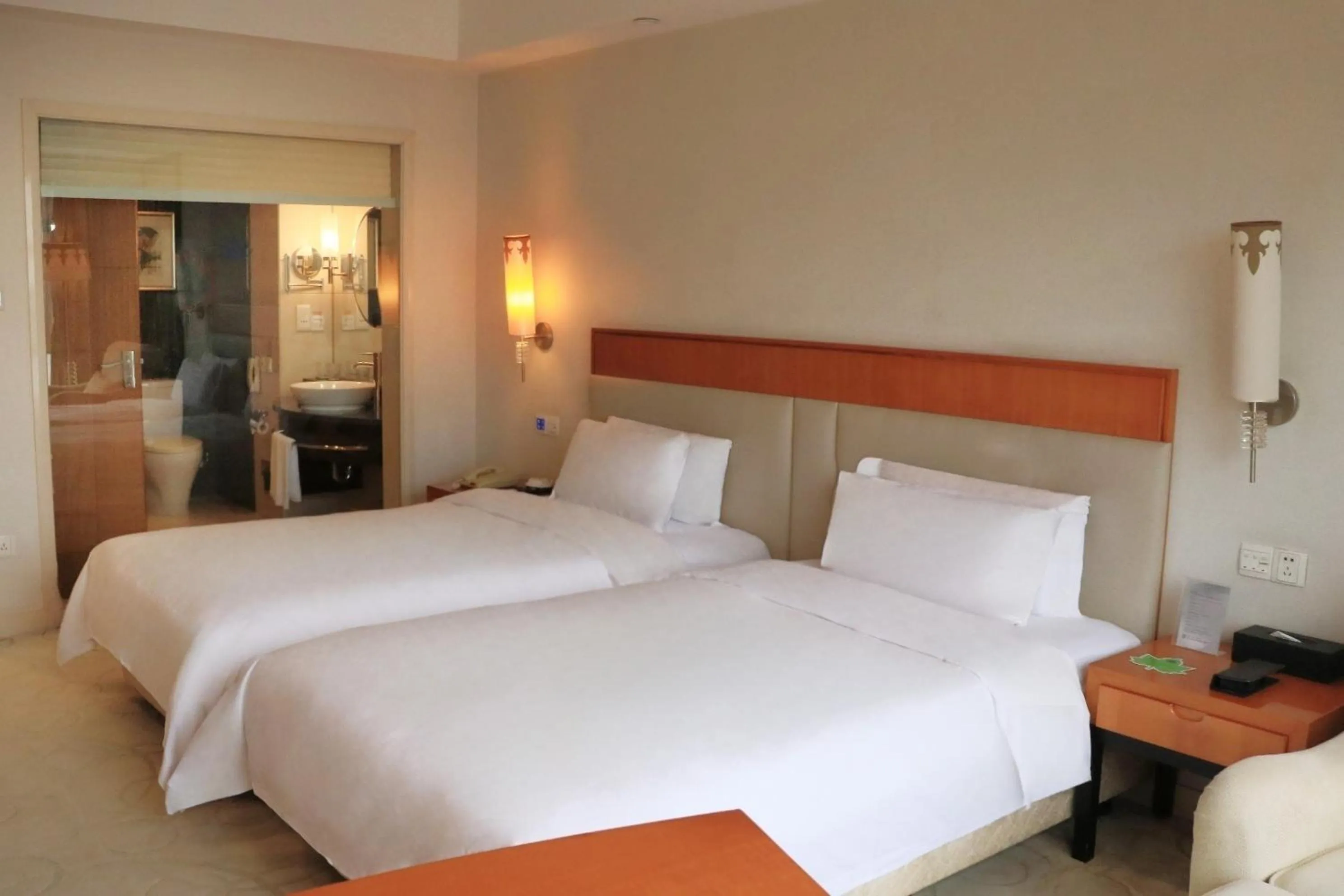 Photo of the whole room, Bed in Dongguan Well Garden Hotel