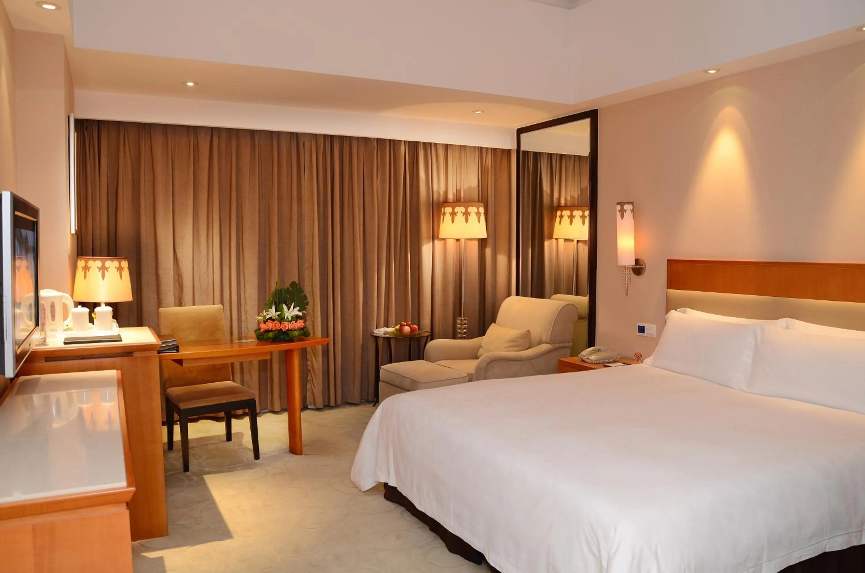 Photo of the whole room, Bed in Dongguan Well Garden Hotel