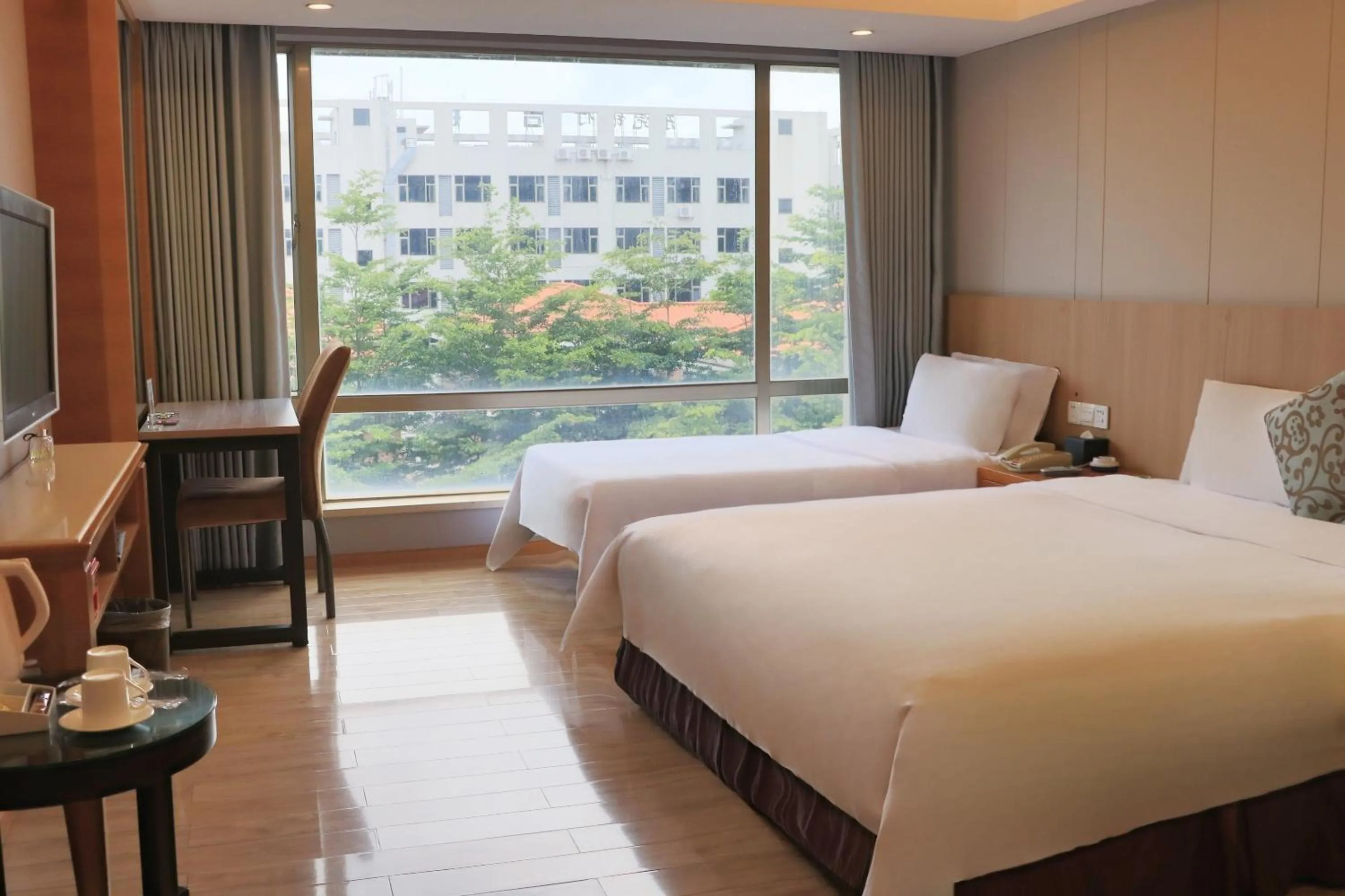 Photo of the whole room, Bed in Dongguan Well Garden Hotel