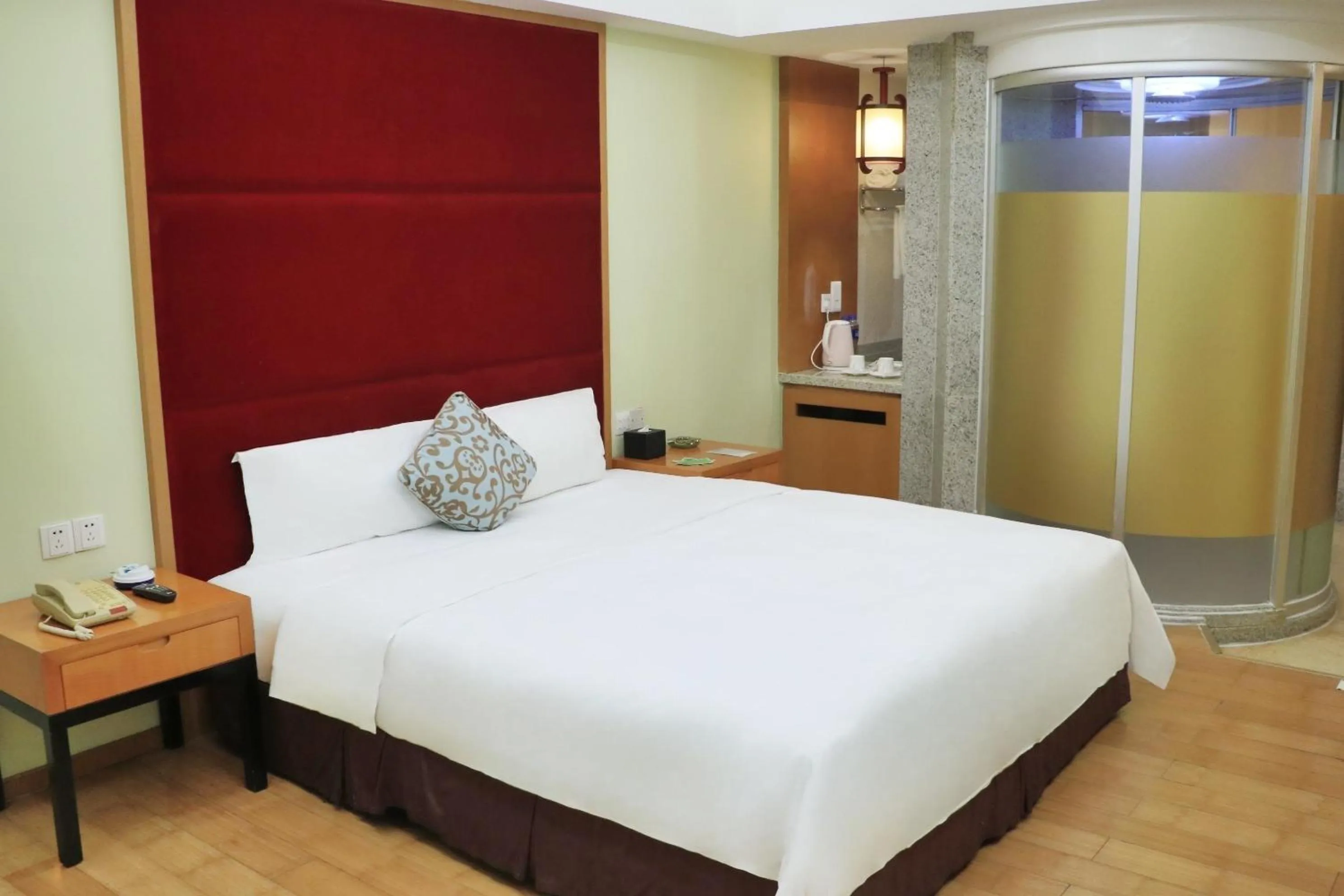 Photo of the whole room, Bed in Dongguan Well Garden Hotel
