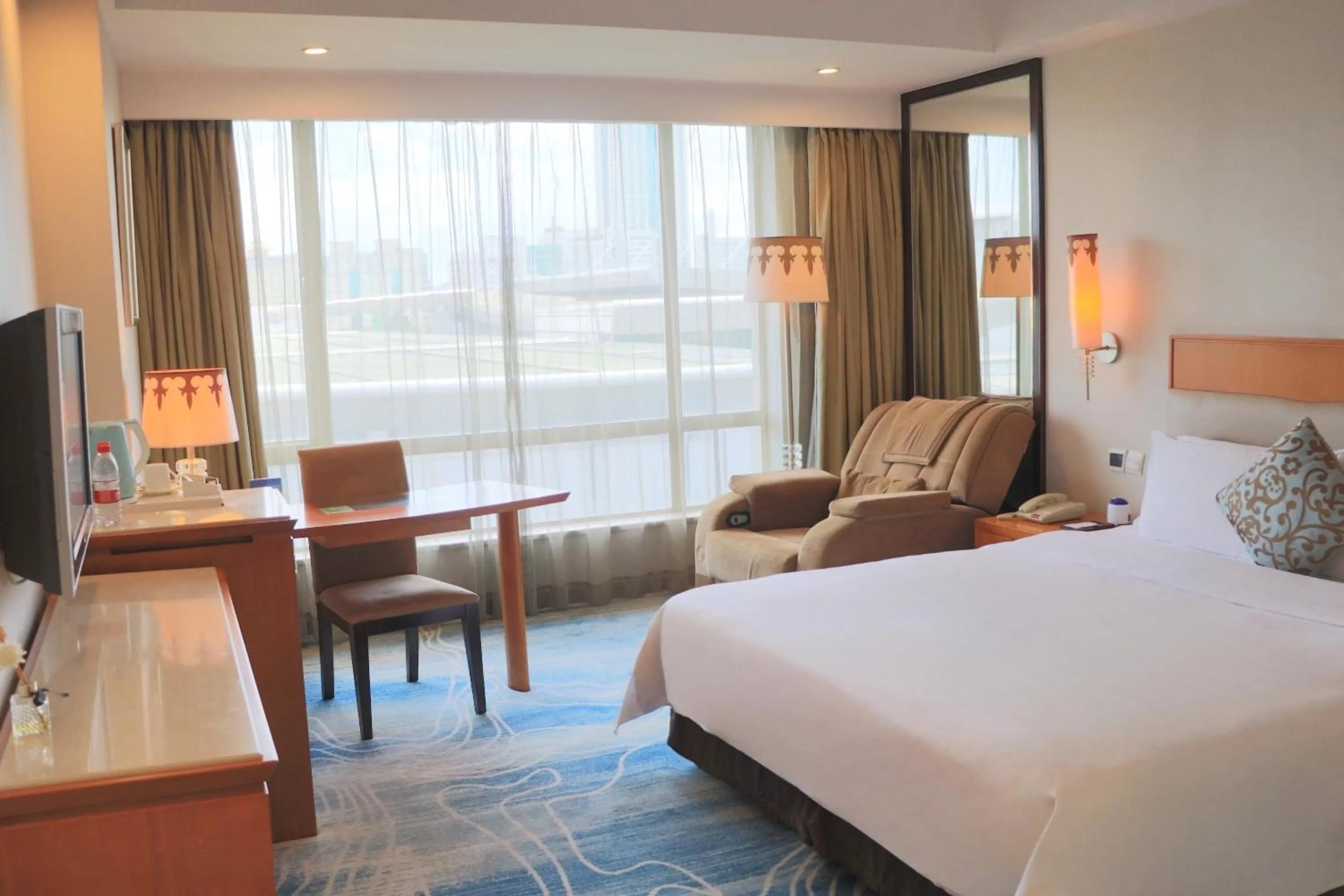 Photo of the whole room, Bed in Dongguan Well Garden Hotel