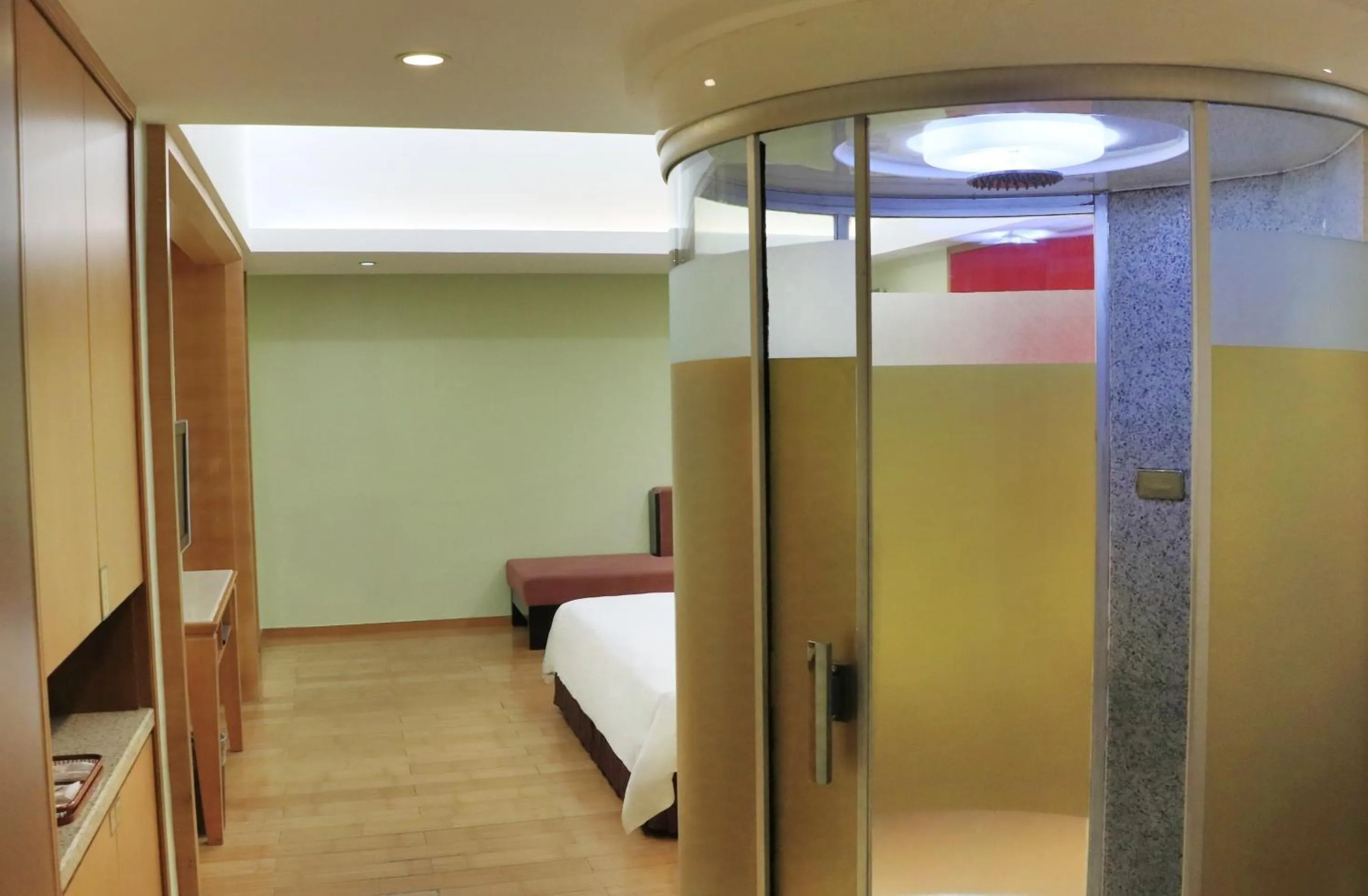 Bathroom, Bed in Dongguan Well Garden Hotel