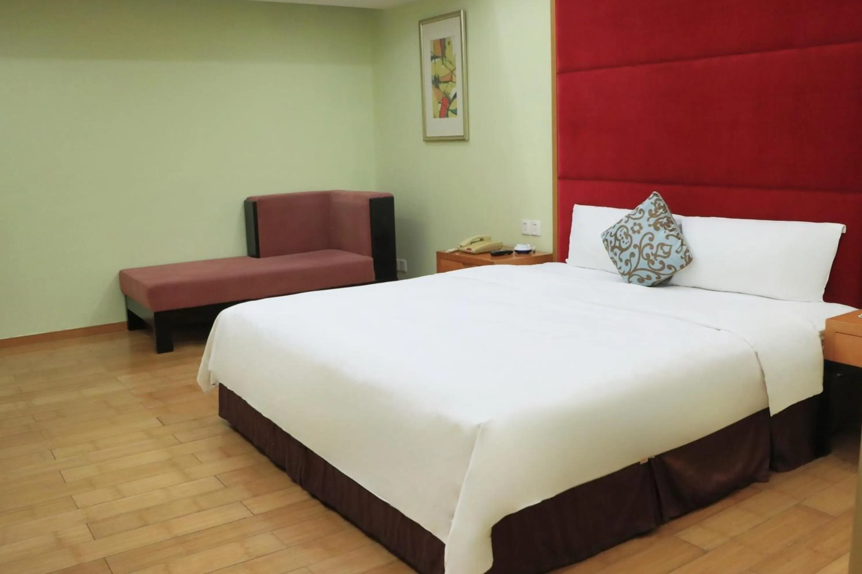 Photo of the whole room, Bed in Dongguan Well Garden Hotel