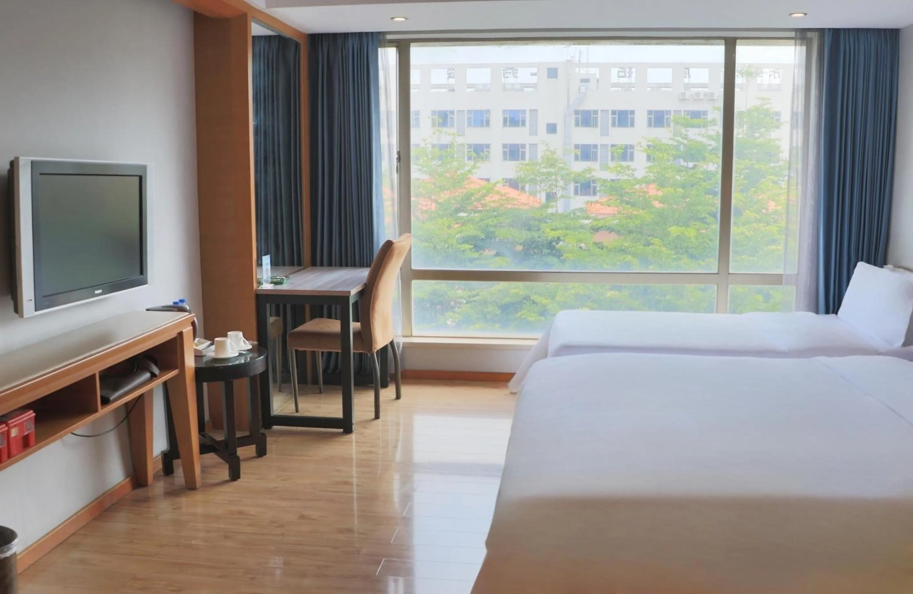 Photo of the whole room, Bed in Dongguan Well Garden Hotel