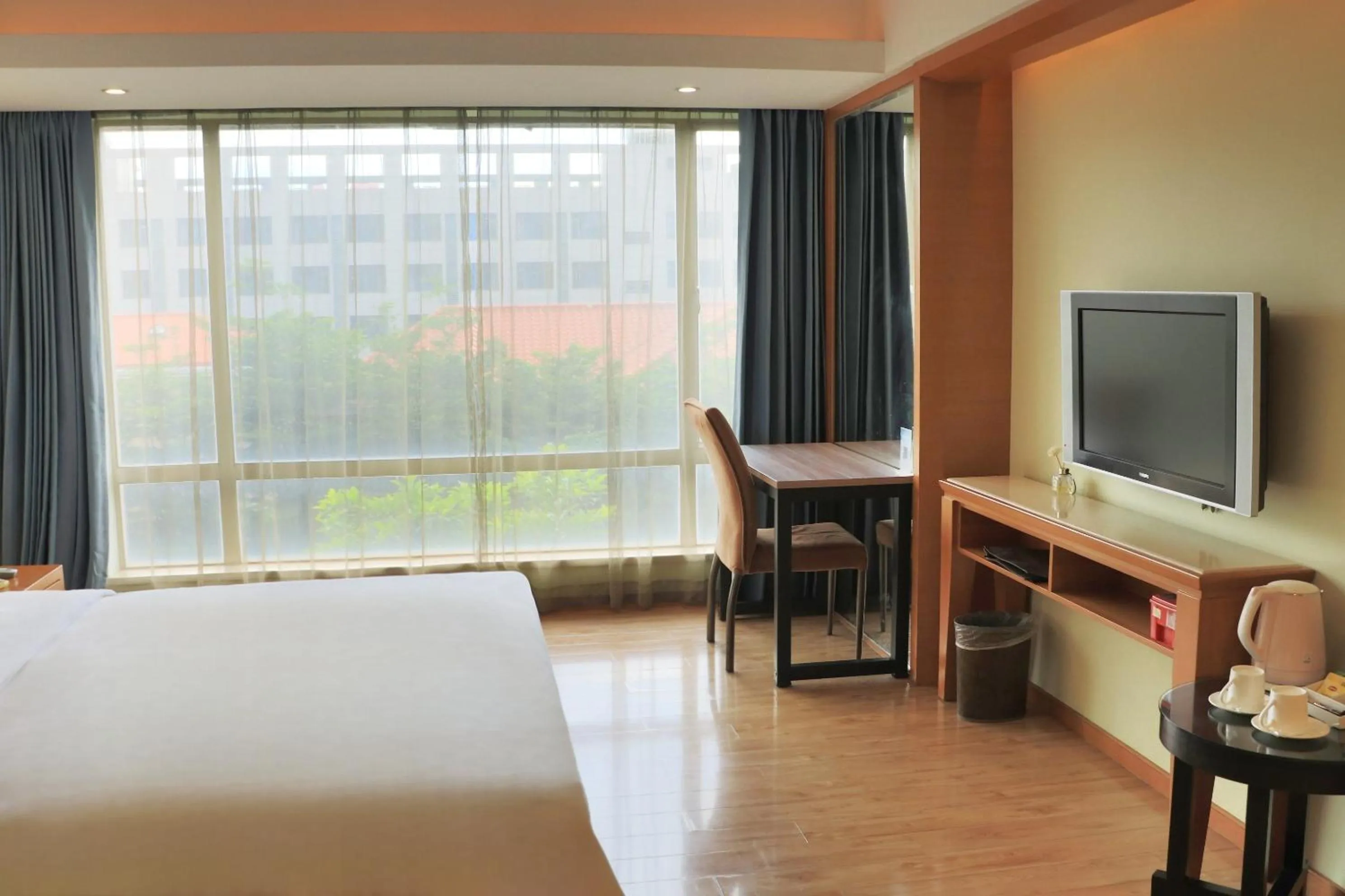 Photo of the whole room, Bed in Dongguan Well Garden Hotel