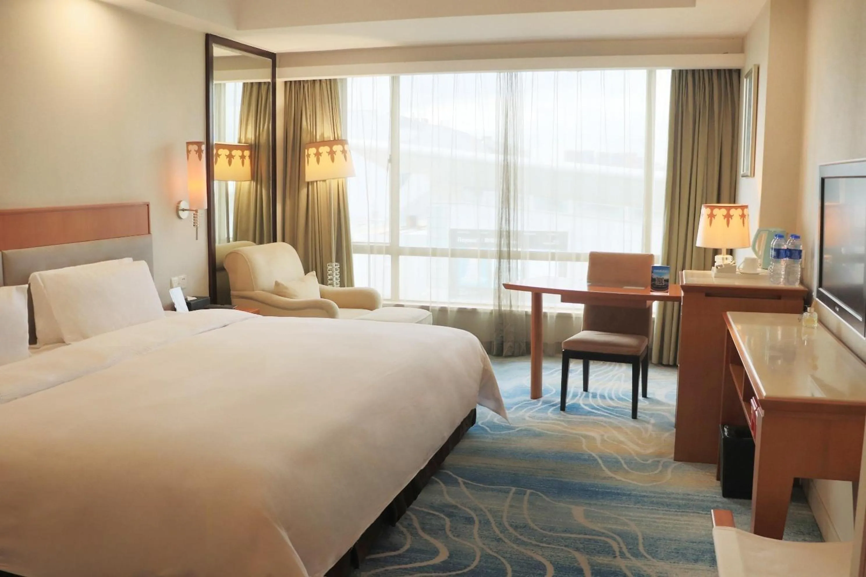 Photo of the whole room, Bed in Dongguan Well Garden Hotel