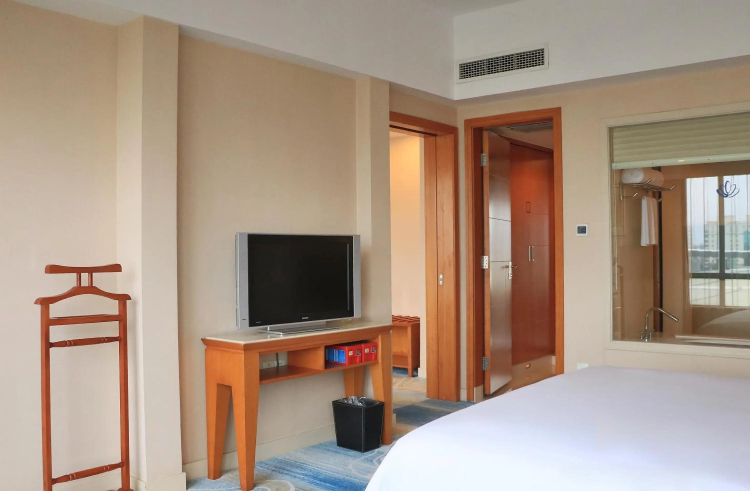 Photo of the whole room, Bed in Dongguan Well Garden Hotel