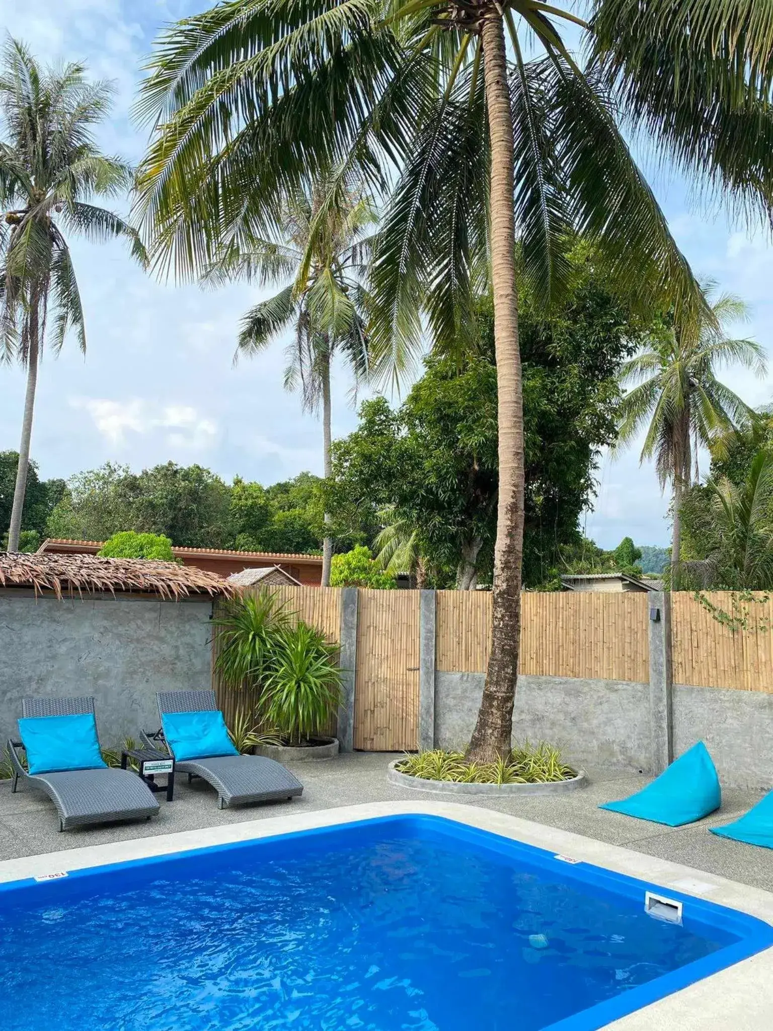 Swimming pool in Lazy Days Bungalows Swimming pool in Lazy Days Bungalows