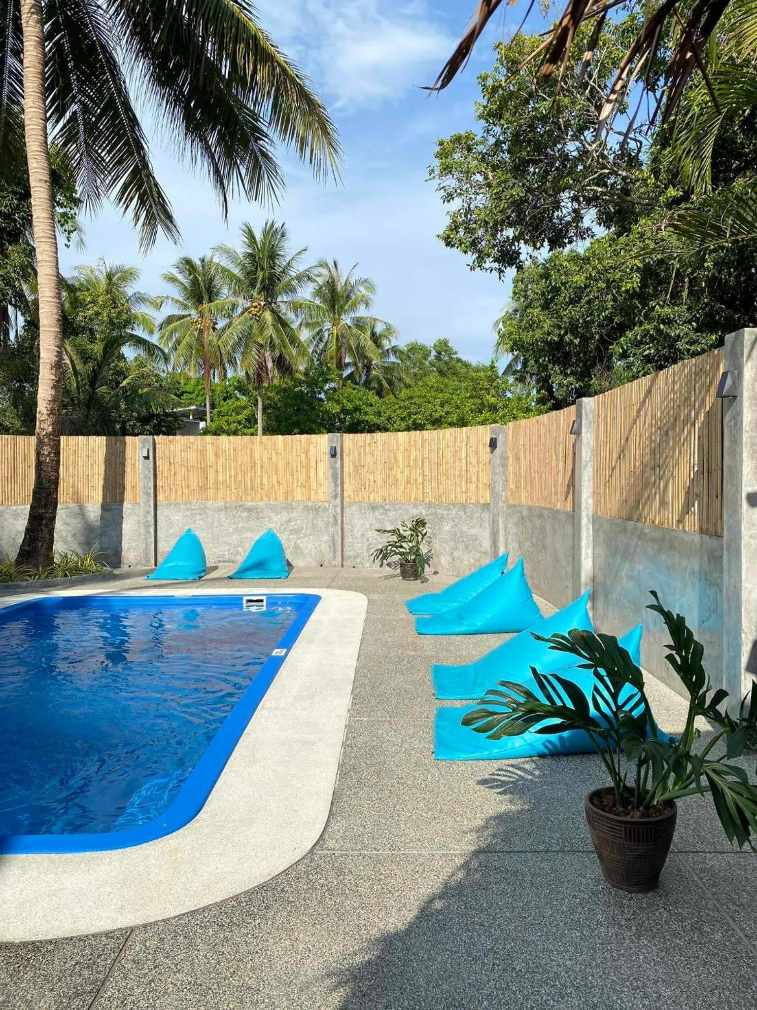 Swimming pool in Lazy Days Bungalows