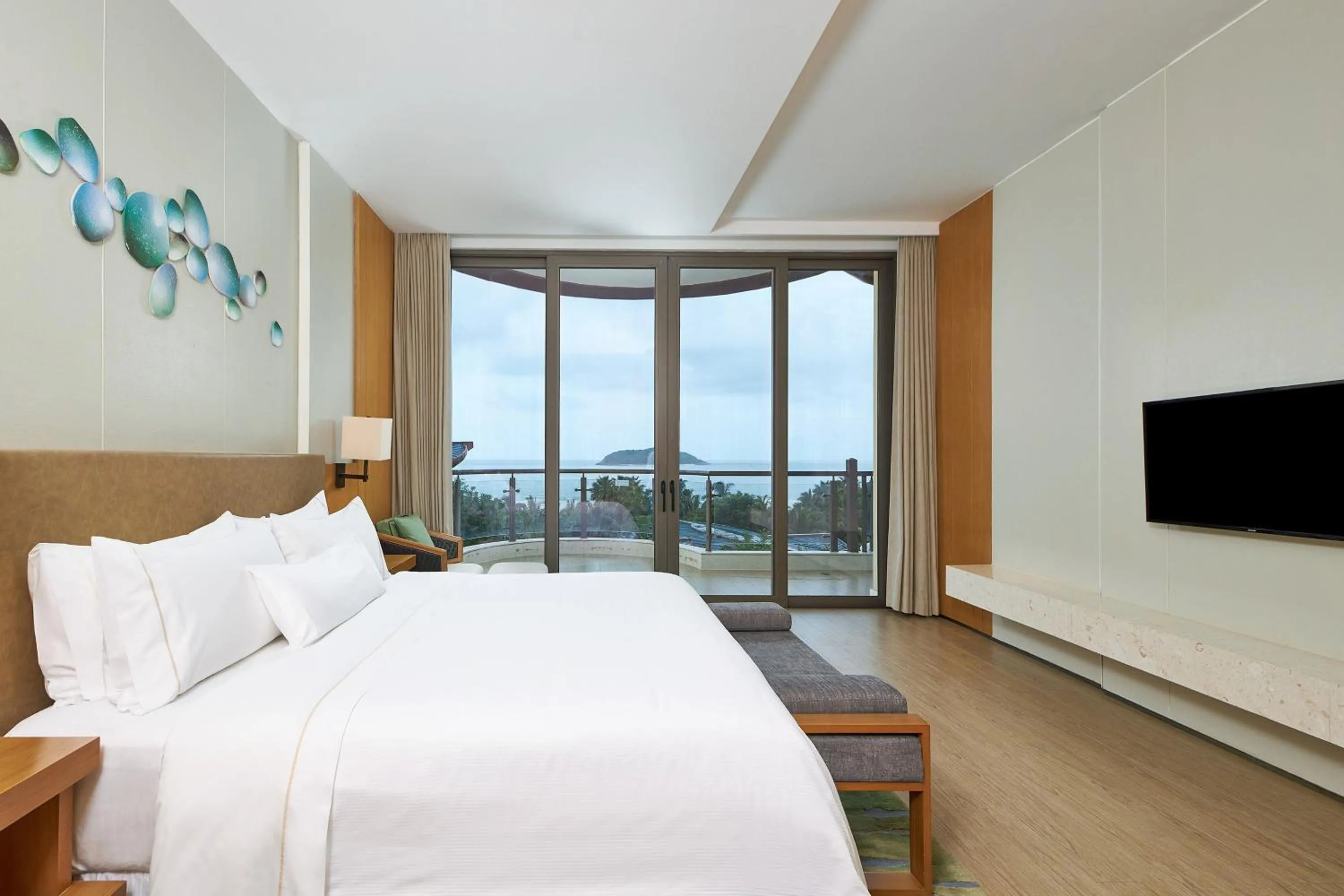 Photo of the whole room, Bed in The Westin Shimei Bay Resort