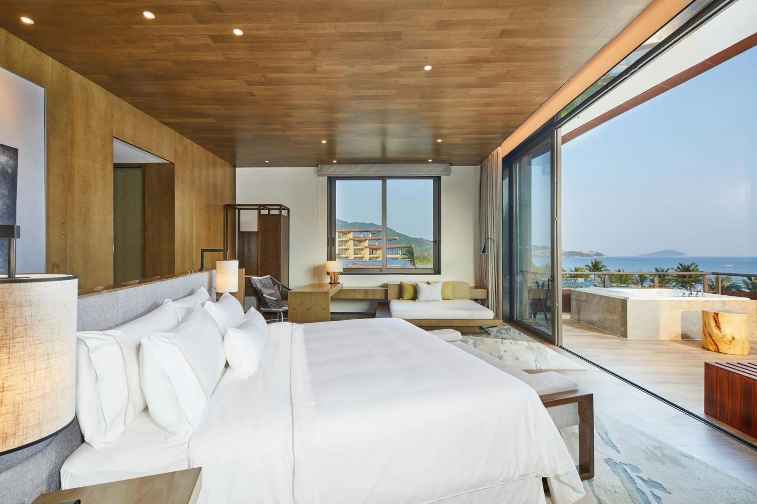 Swimming pool, Bed in The Westin Shimei Bay Resort