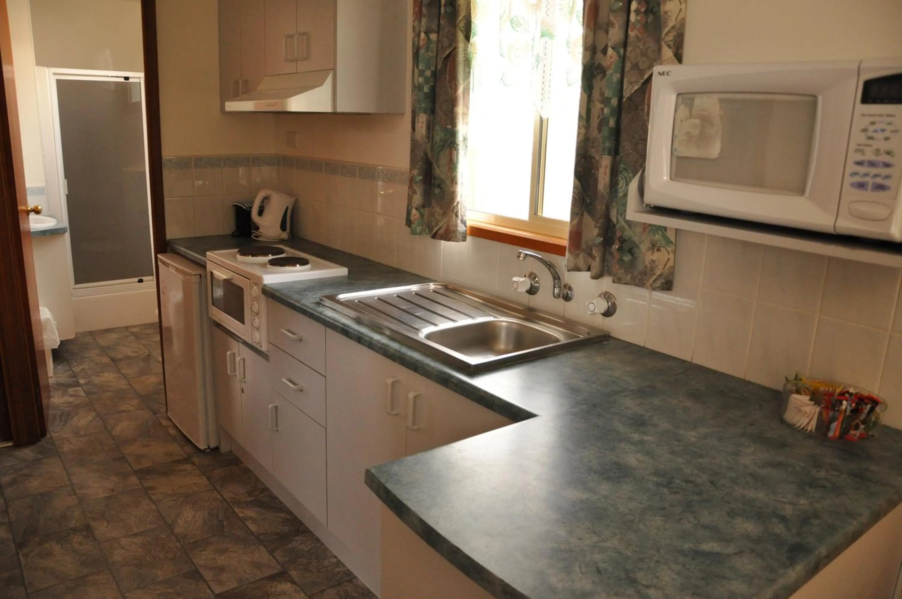 Kitchen or kitchenette in Miner's Retreat Motel