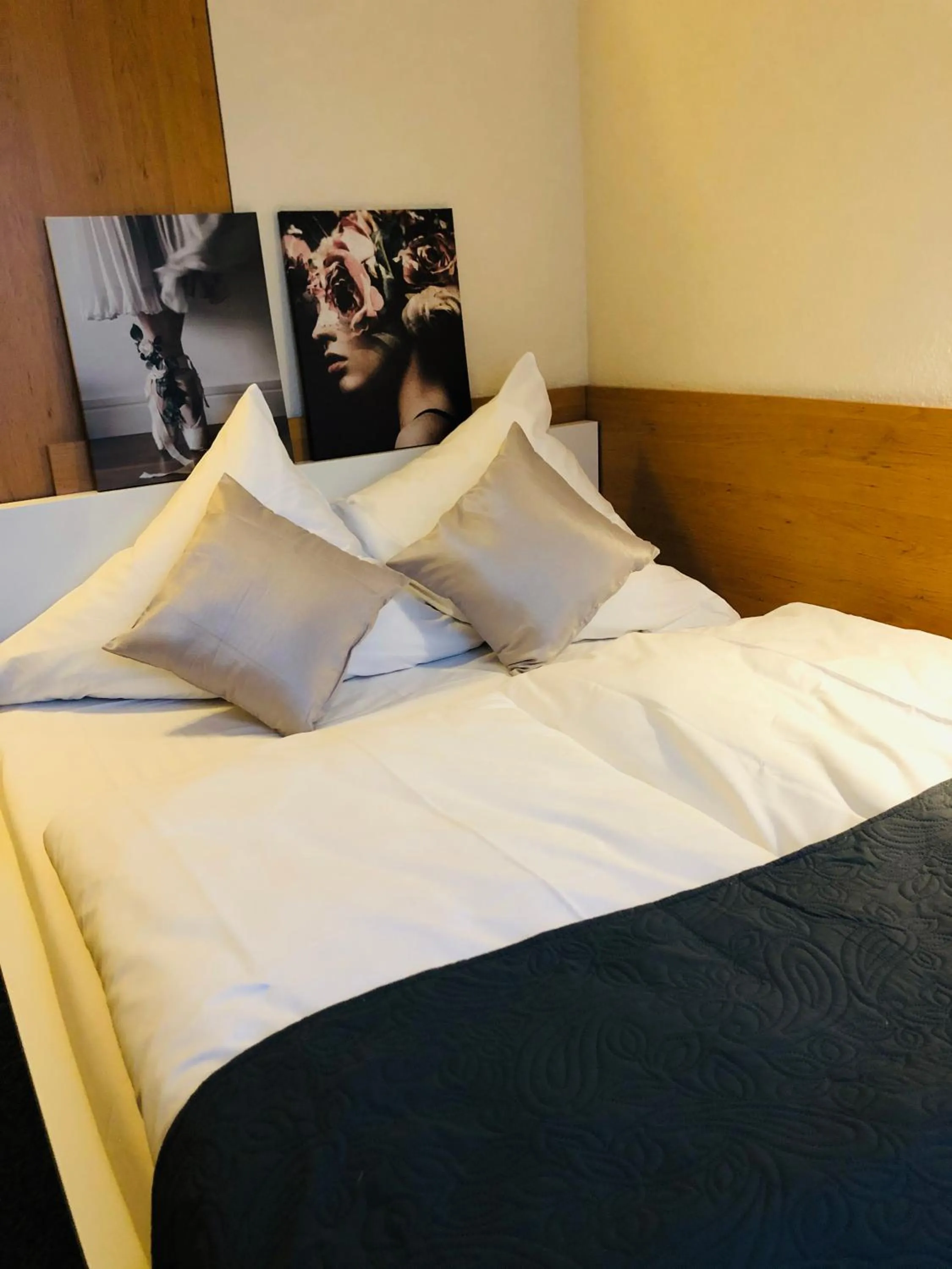 Bed in Hotel Austria Stuttgart-City
