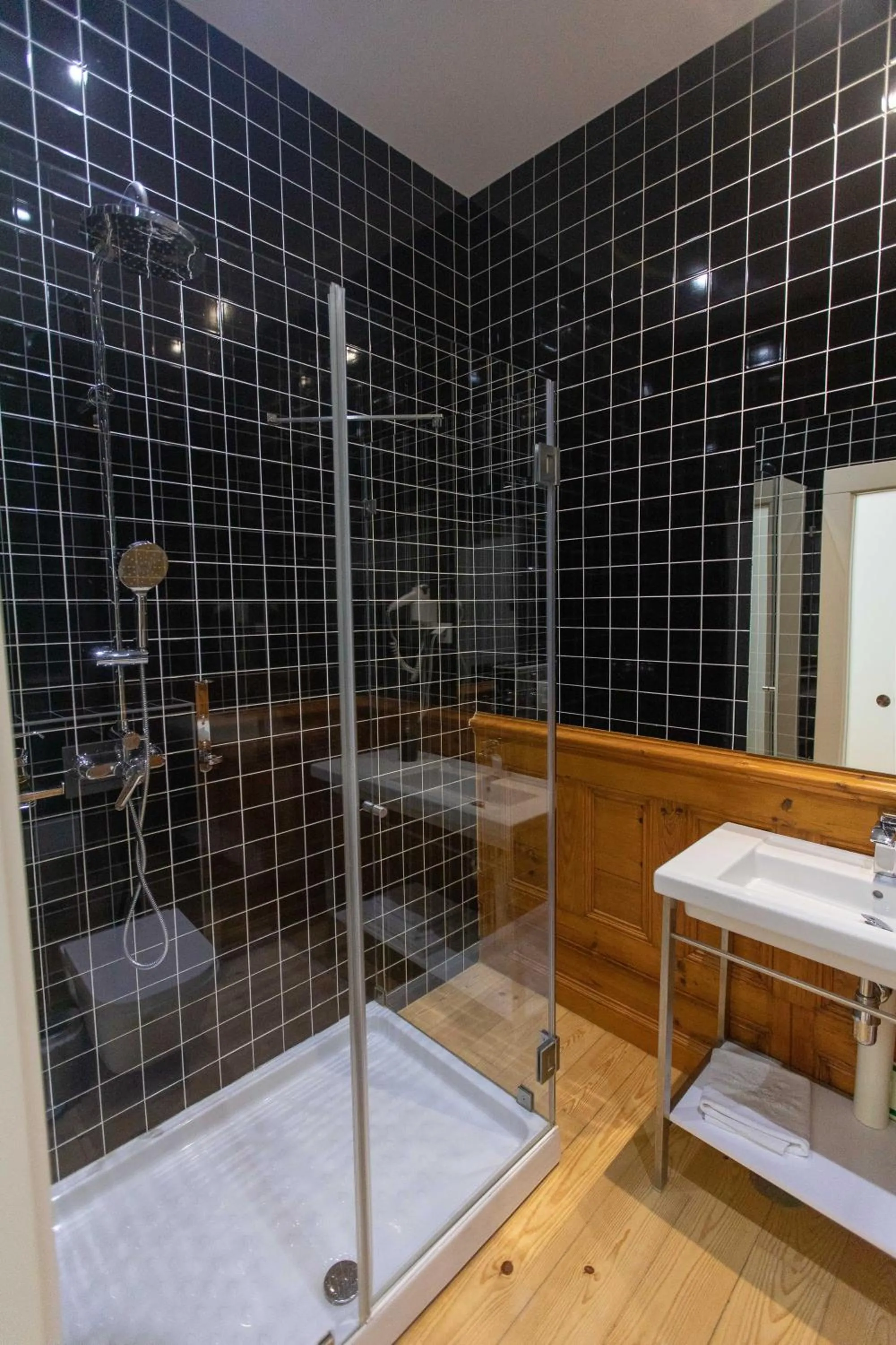 Bathroom in Casa de São Bento by PURUS
