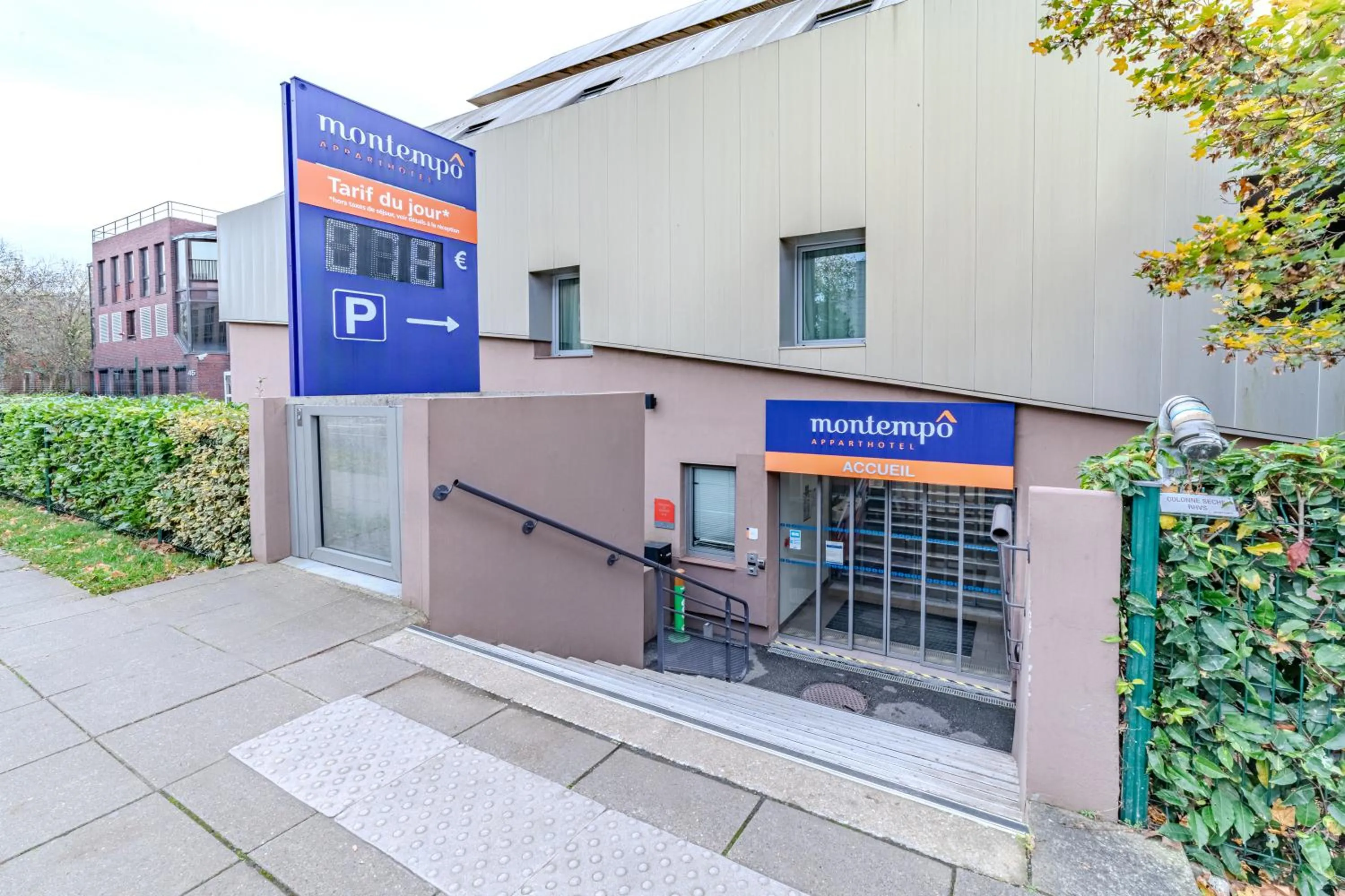 Facade/entrance in Montempô Appart'Hôtel Paris-Vélizy