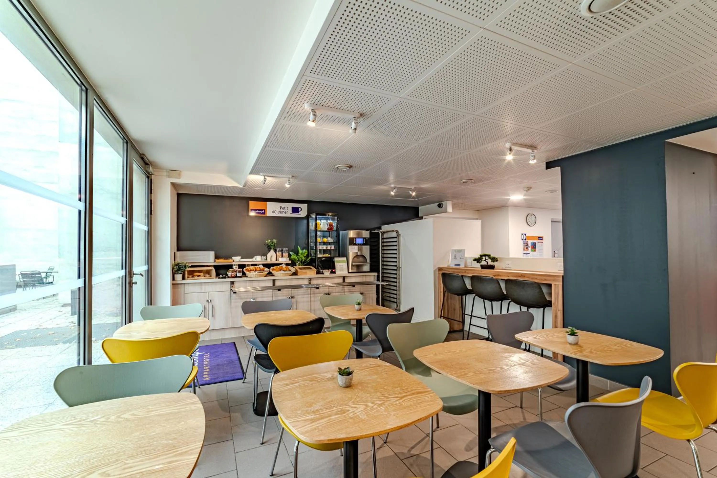 Breakfast in Montempô Appart'Hôtel Paris-Vélizy