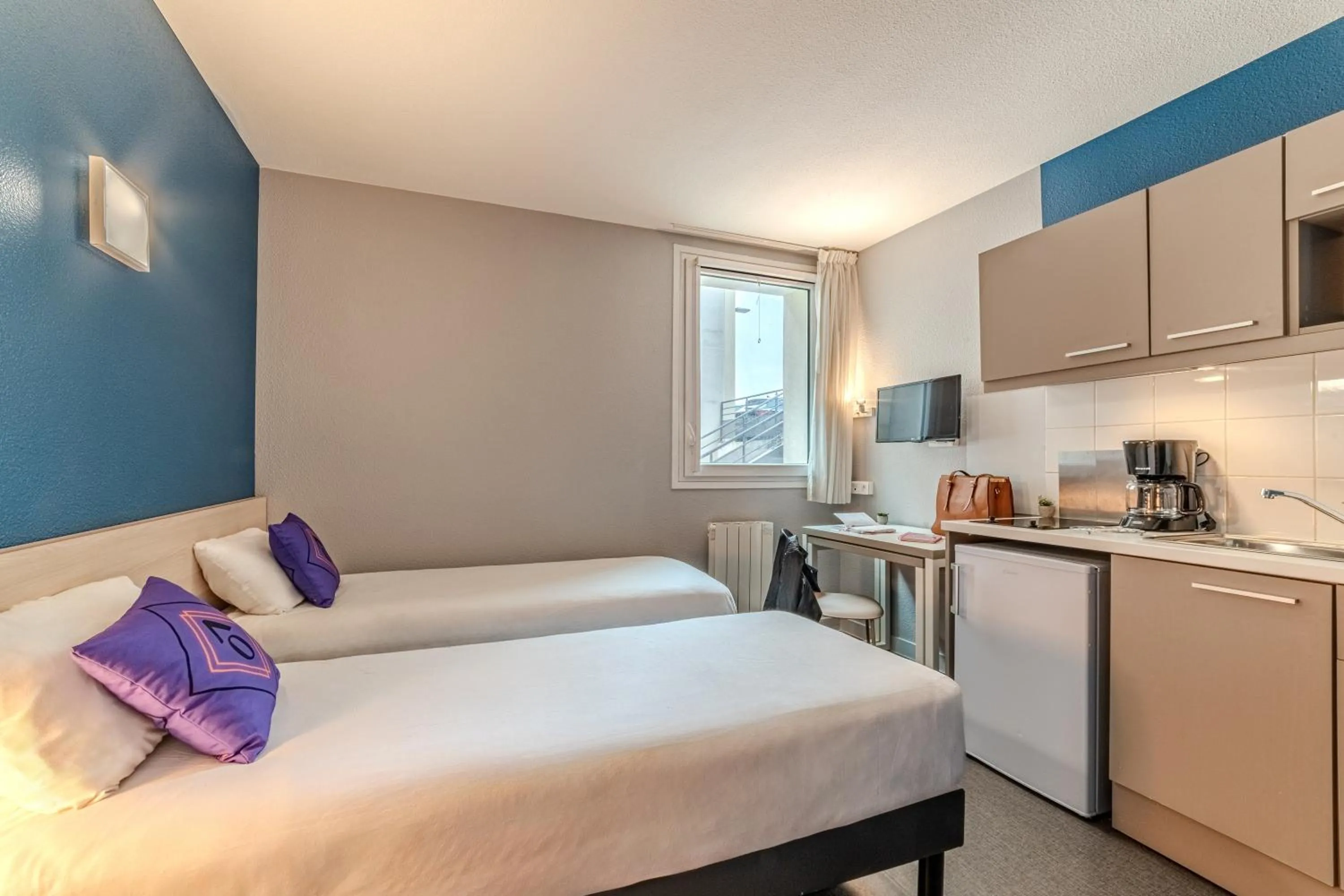 Kitchen or kitchenette, Bed in Montempô Appart'Hôtel Paris-Vélizy