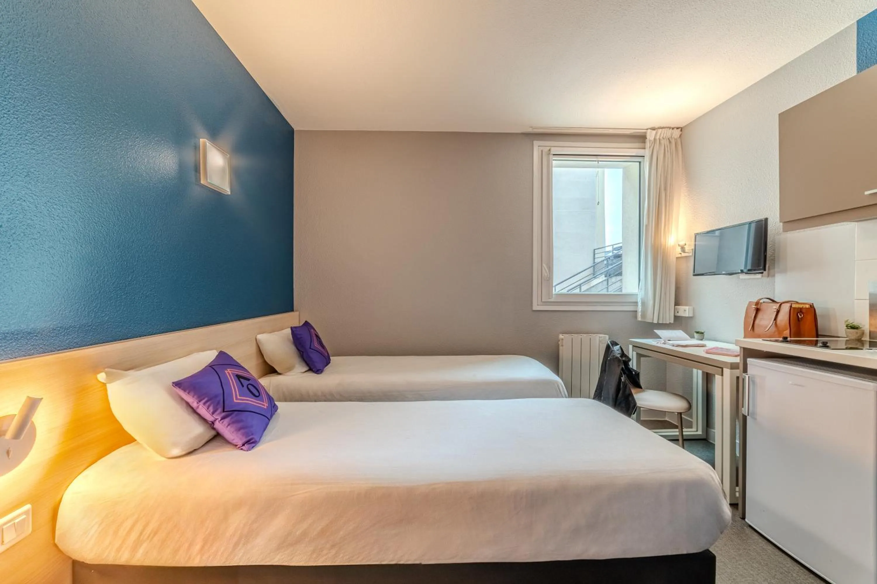 Kitchen or kitchenette, Bed in Montempô Appart'Hôtel Paris-Vélizy