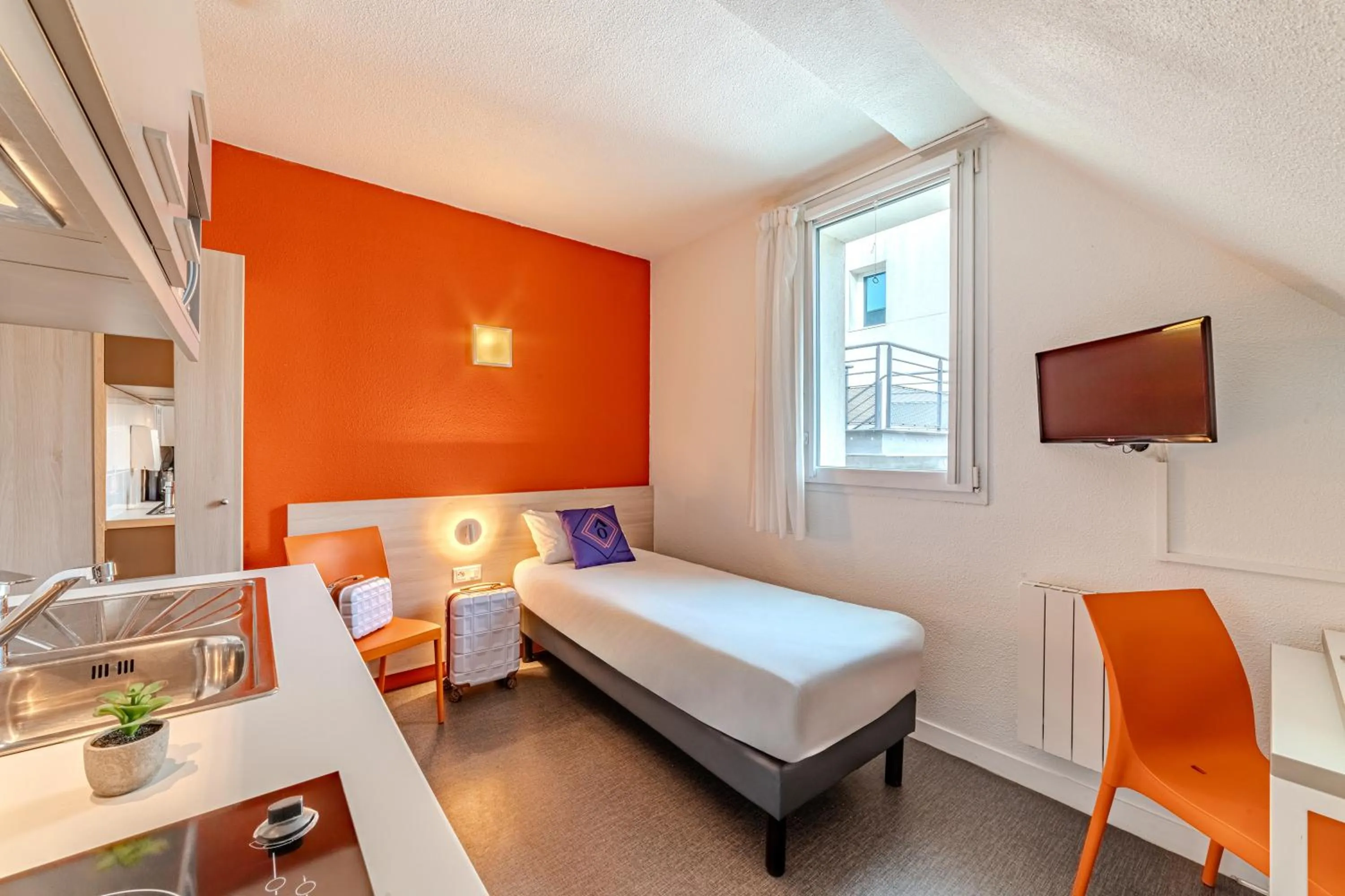 Kitchen or kitchenette, Bed in Montempô Appart'Hôtel Paris-Vélizy