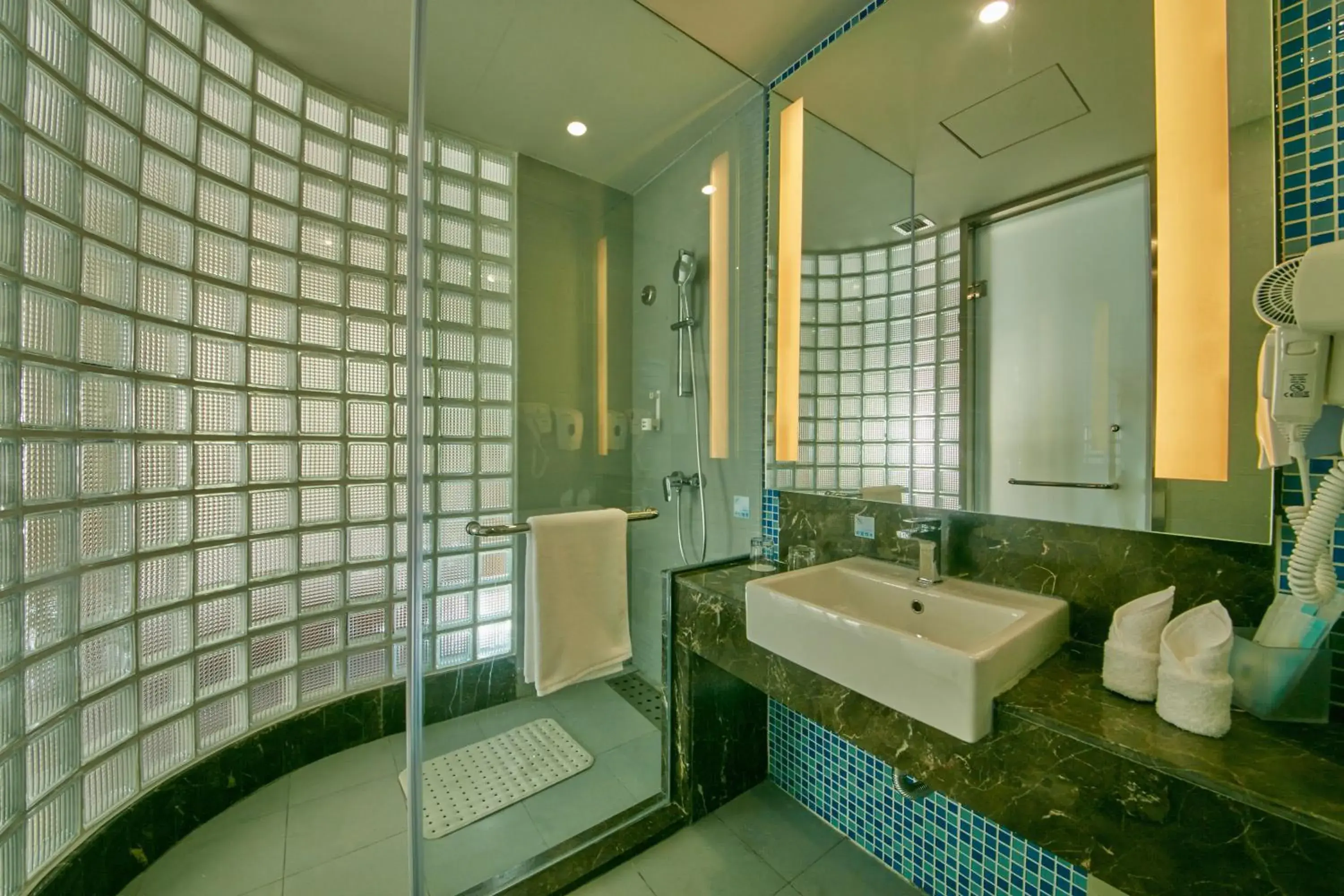 Photo of the whole room, Bed in Holiday Inn Express Leshan City Square by IHG - High Speed Rail and Leshan Giant Buddha Photo of the whole room, Bed in Holiday Inn Express Leshan City Square by IHG - High Speed Rail and Leshan Giant Buddha