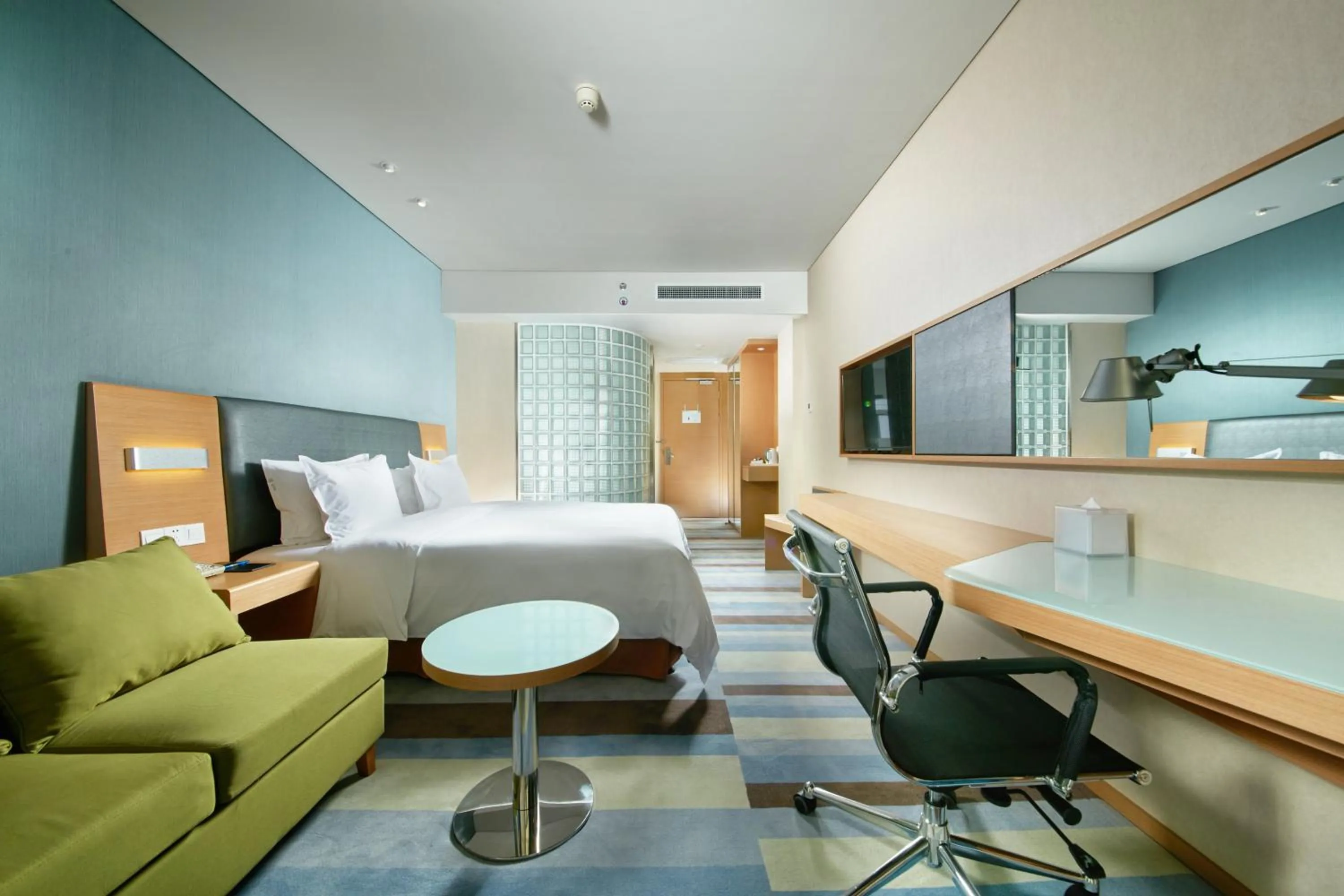 Photo of the whole room, Bed in Holiday Inn Express Leshan City Square by IHG - High Speed Rail and Leshan Giant Buddha