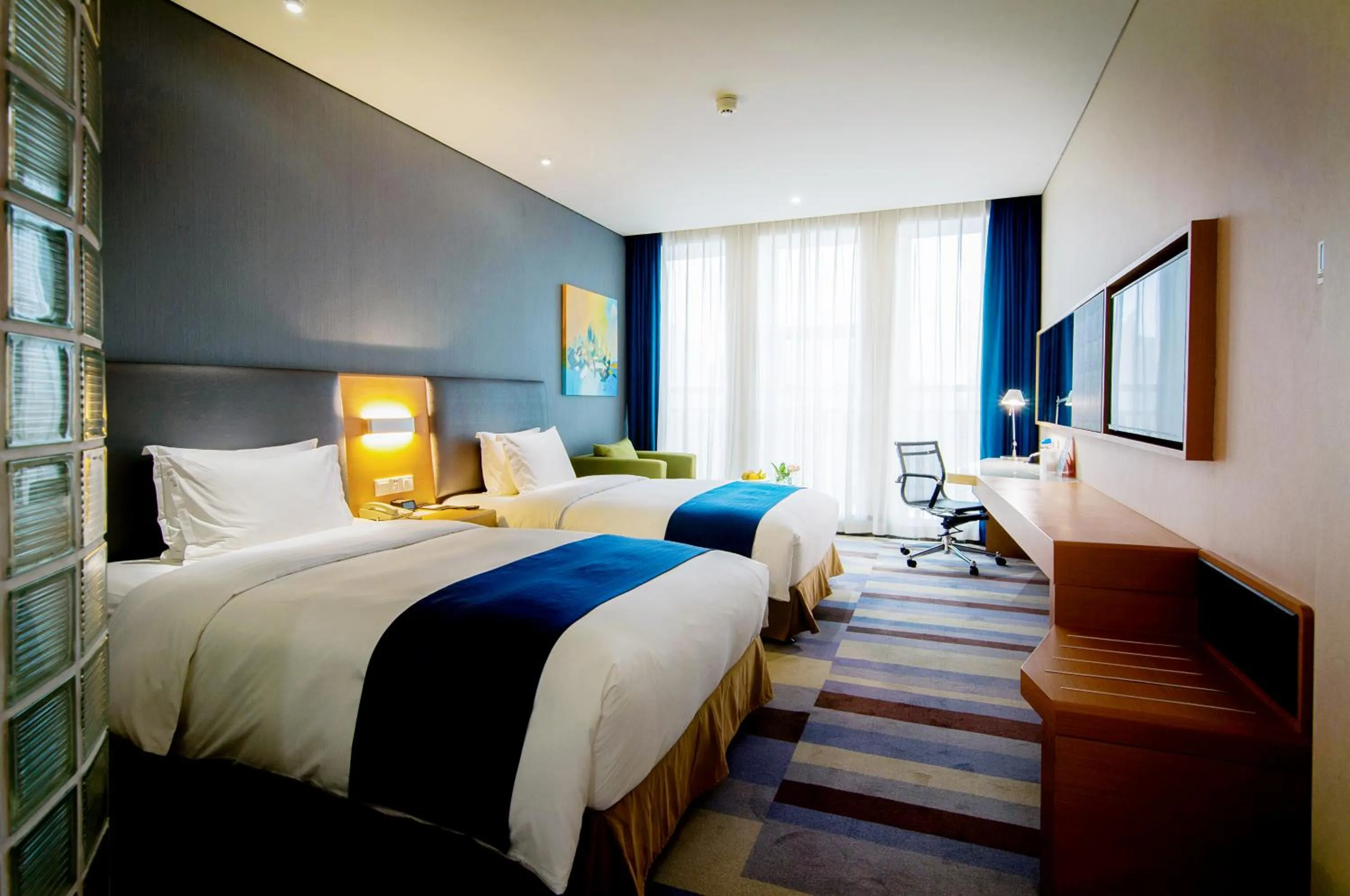 Holiday Inn Express Leshan City Square by IHG - High Speed Rail and Leshan Giant Buddha